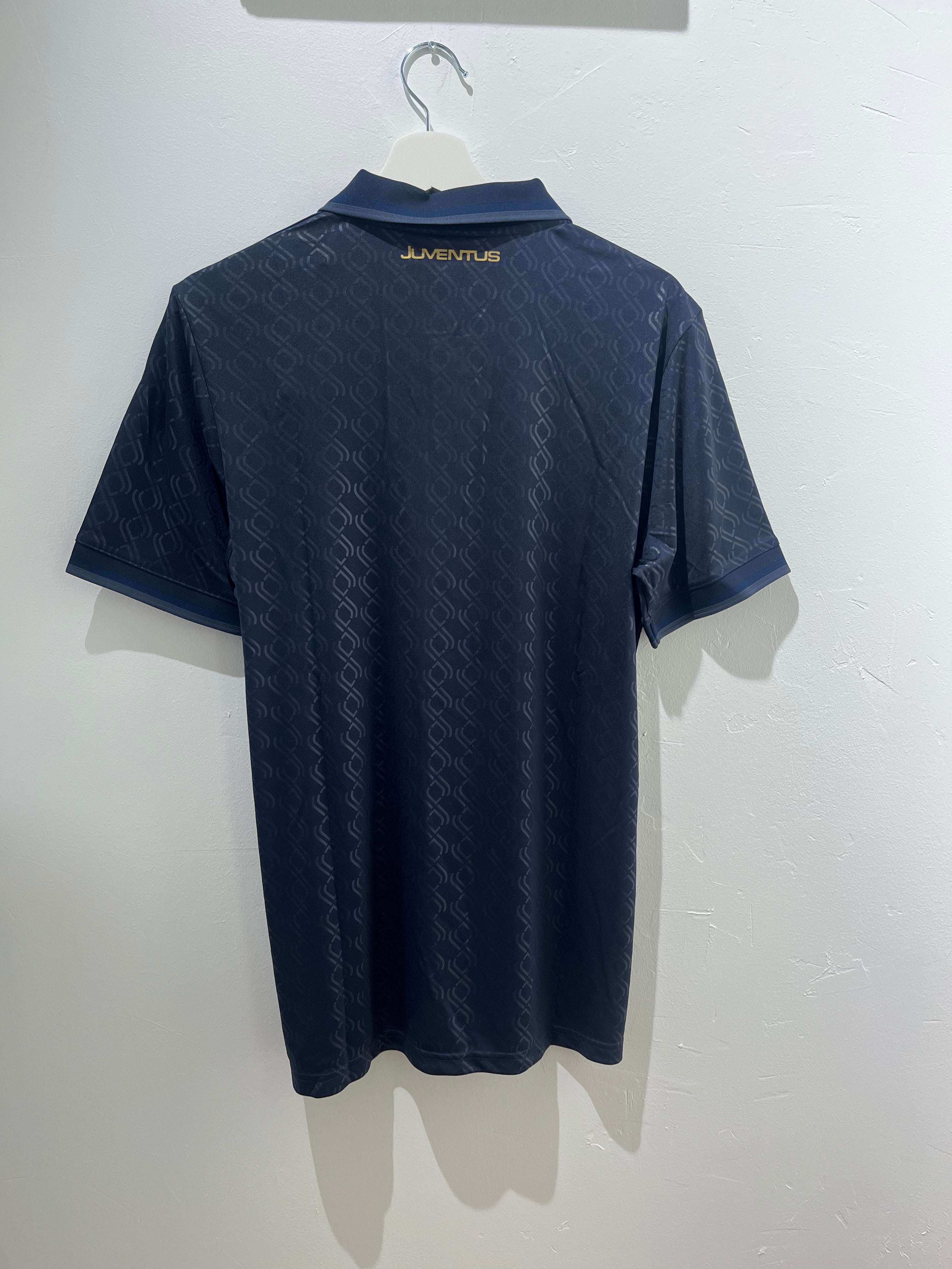 Bagsiden af den mørkeblå Juventus tredje 2024/25 M trøje med Juventus skrevet i guld øverst på ryggen.