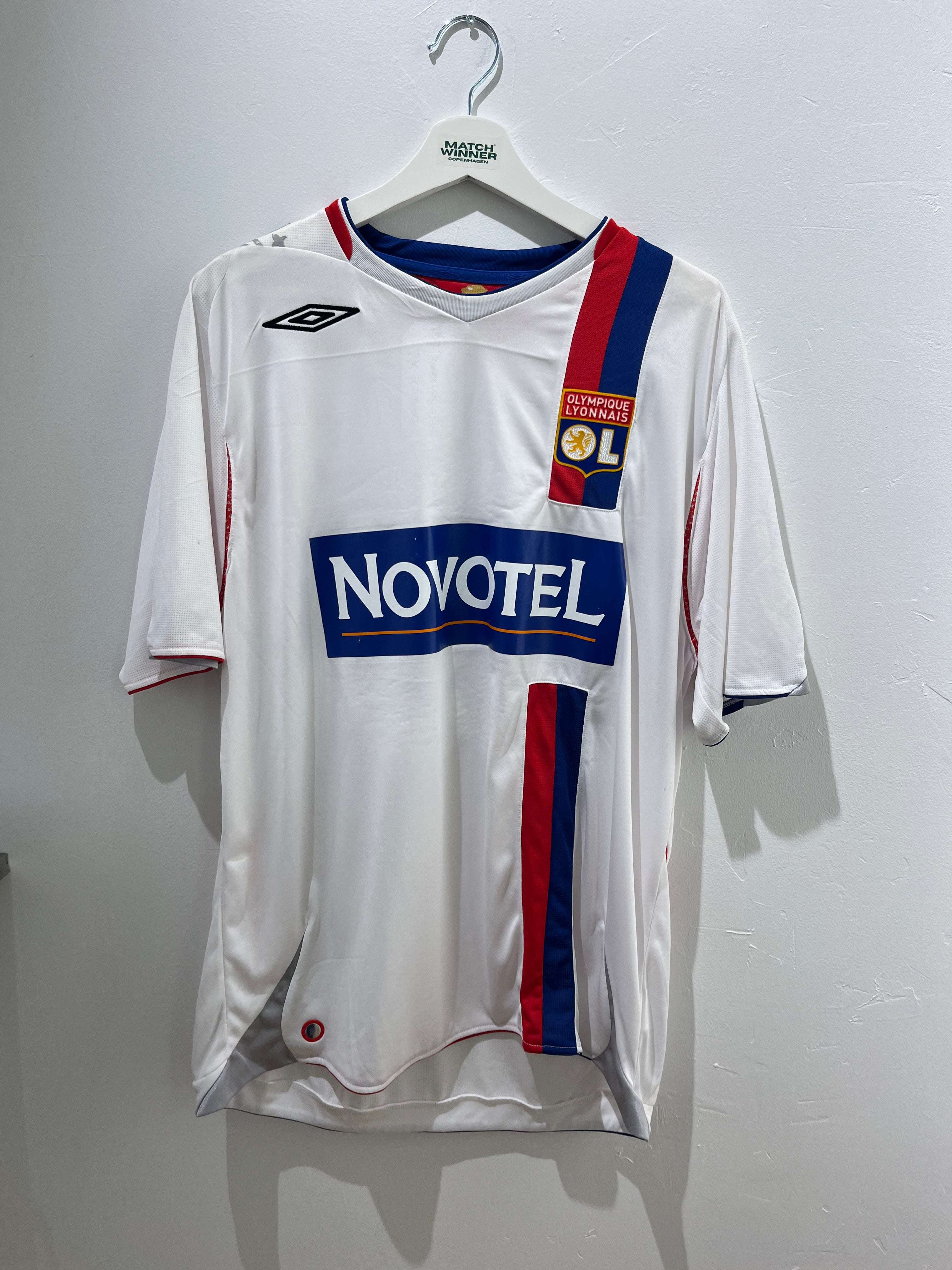 Benzema Lyon hjemme 2006/07 XL trøje, forside med Novotel sponsor og klublogo.