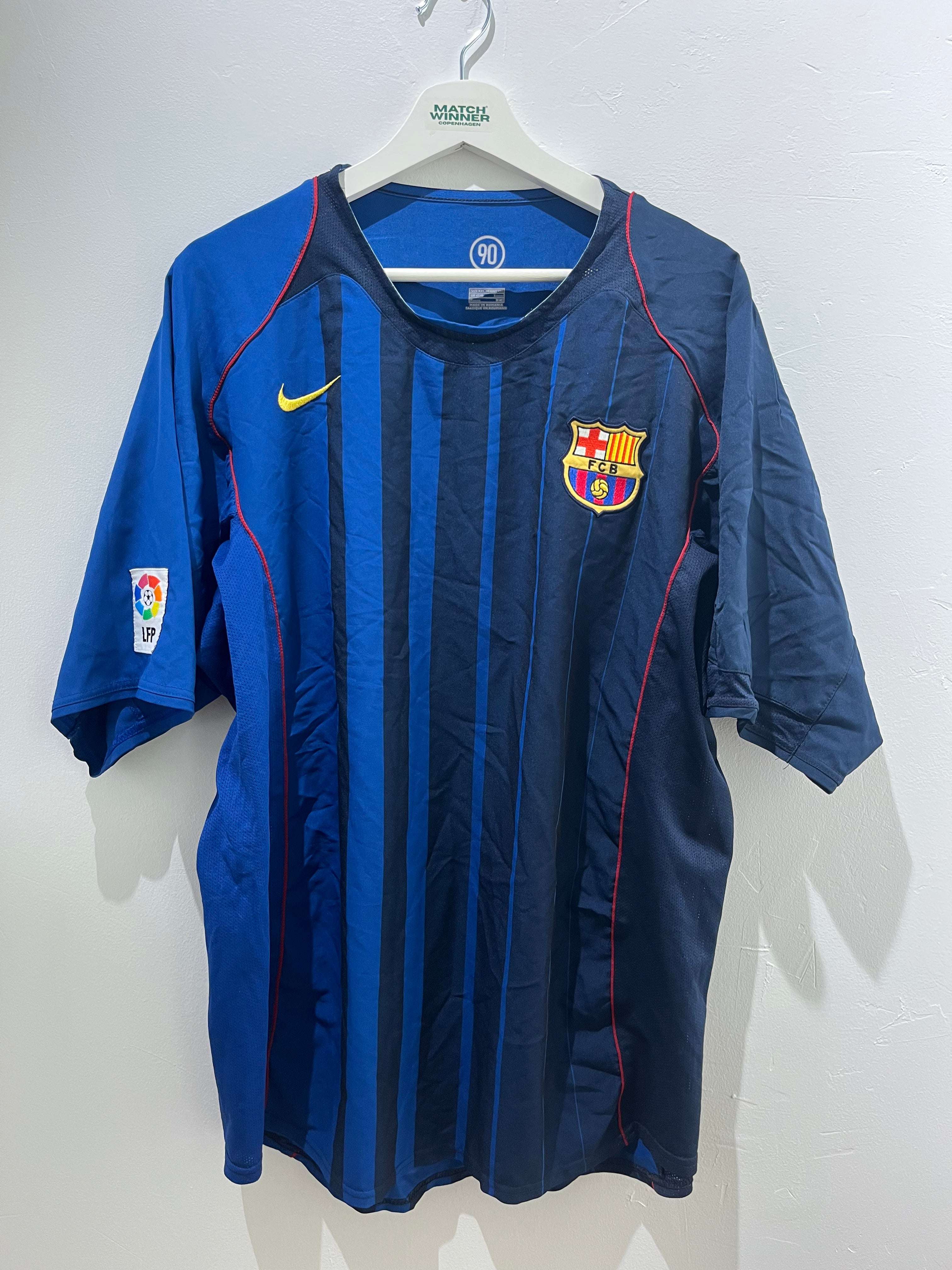 Barcelona udebane 2004/05 XXL tr
je forfra med klublogo, Nike-logo og La Liga-m
rke.