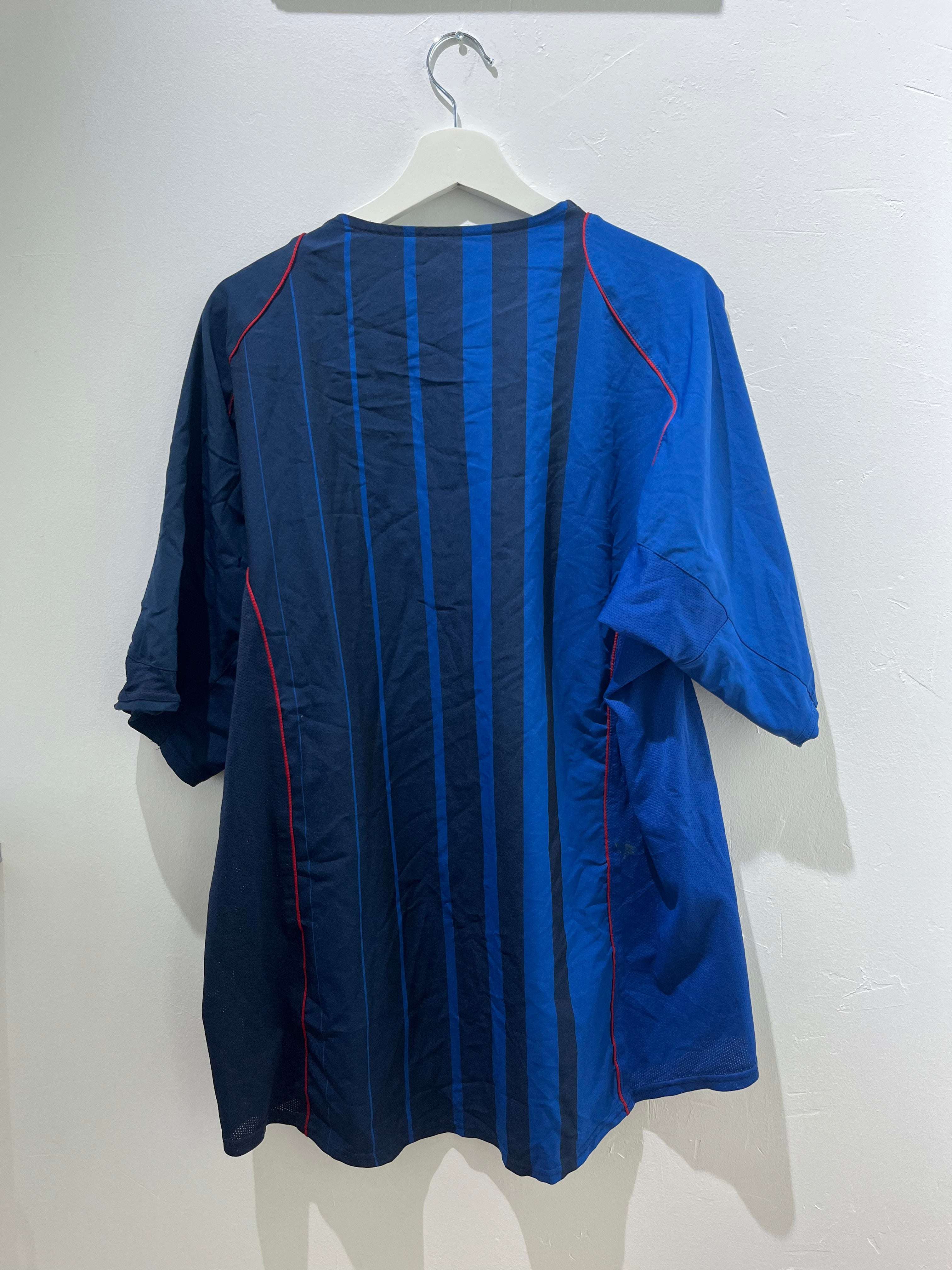 Bagside af bl
 Barcelona udebane 2004/05 XXL tr
je med vertikale striber og r
de syninger.