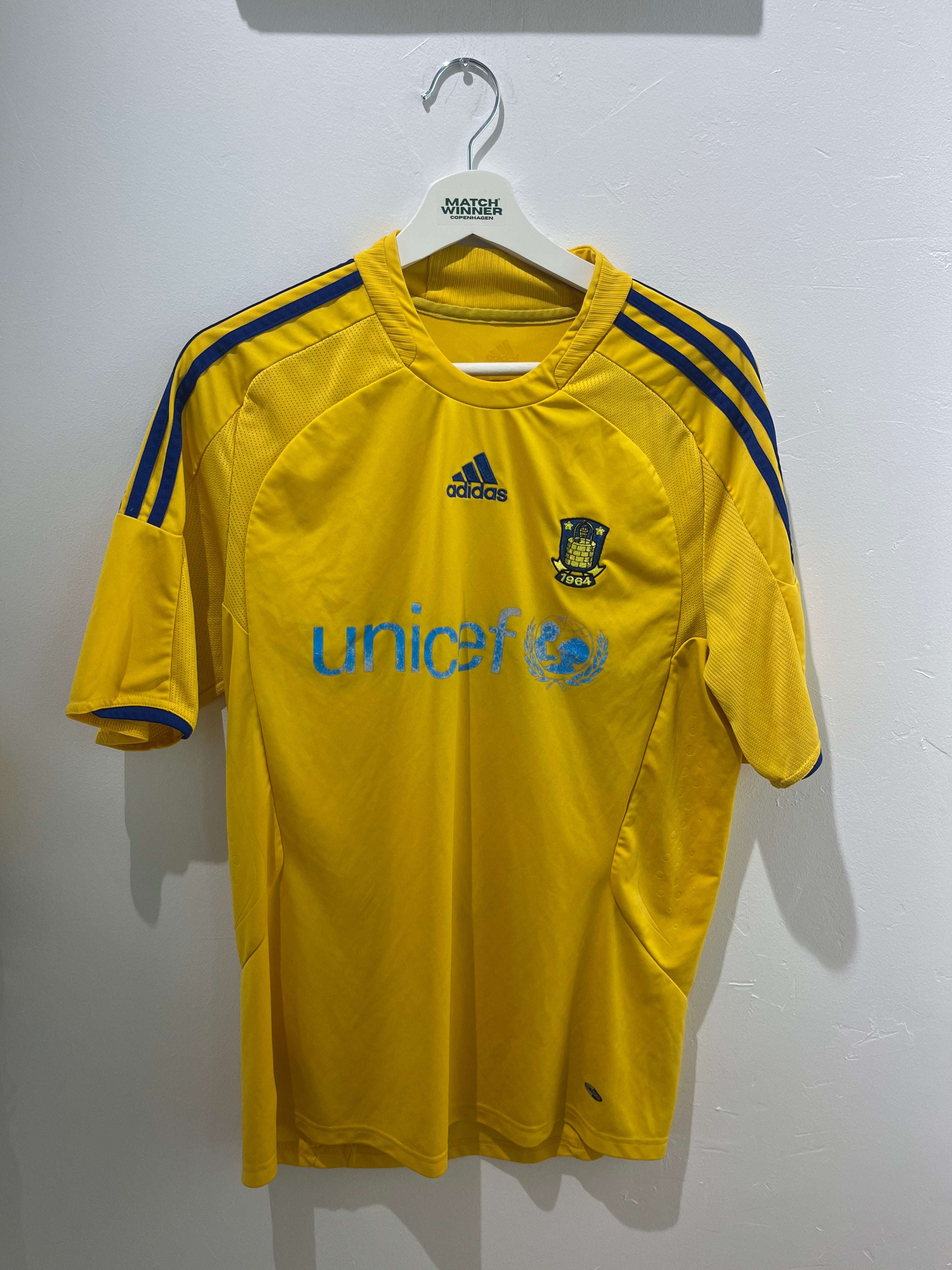 Forsiden af Farnerud Brøndby hjemme M trøje med Brøndby IF klublogo, Adidas striber og UNICEF sponsor.