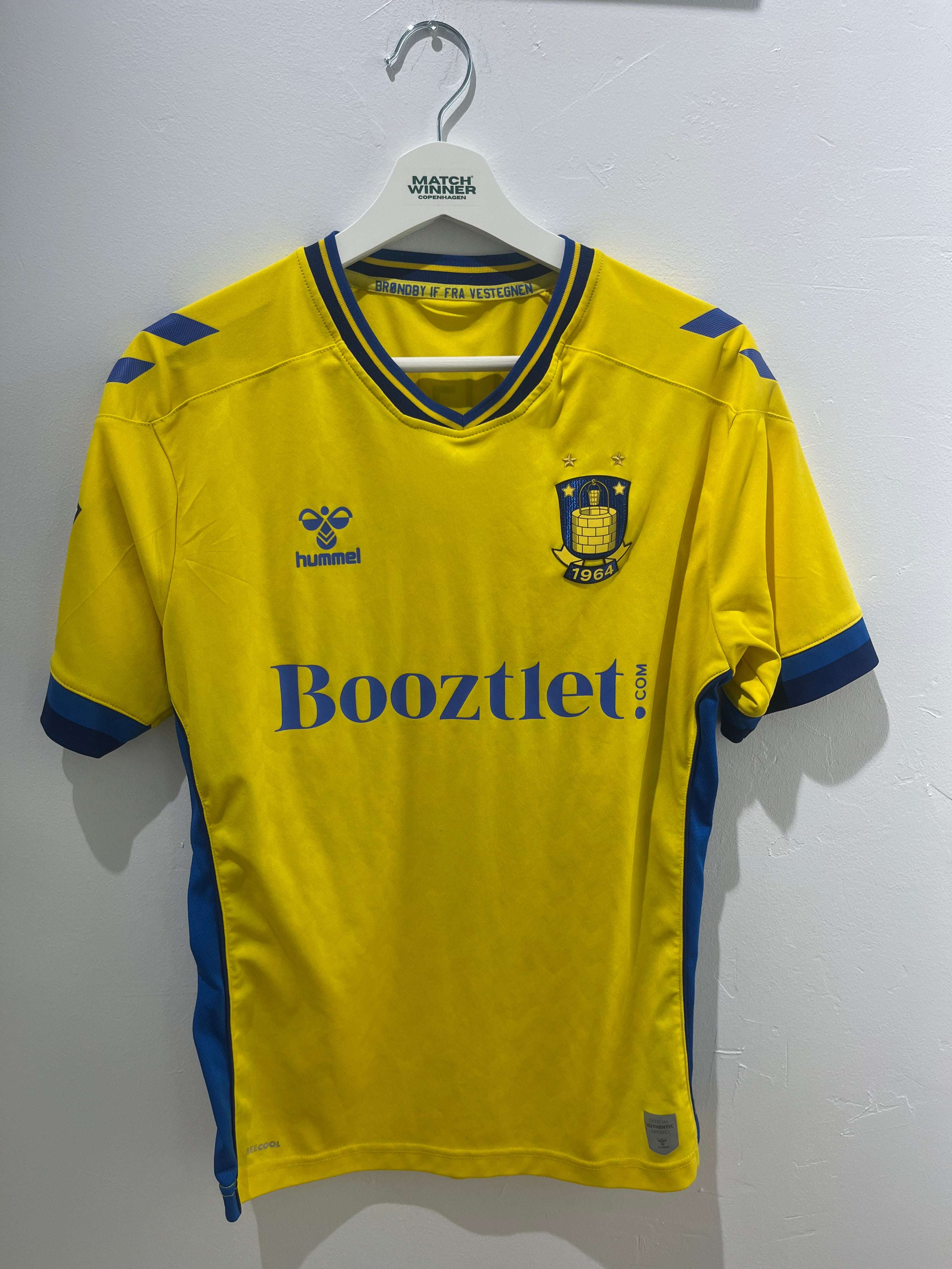 Forsiden af den klassiske gule Schwartau Brøndby 2022/23 Hjemme M trøje fra Matchwinner.