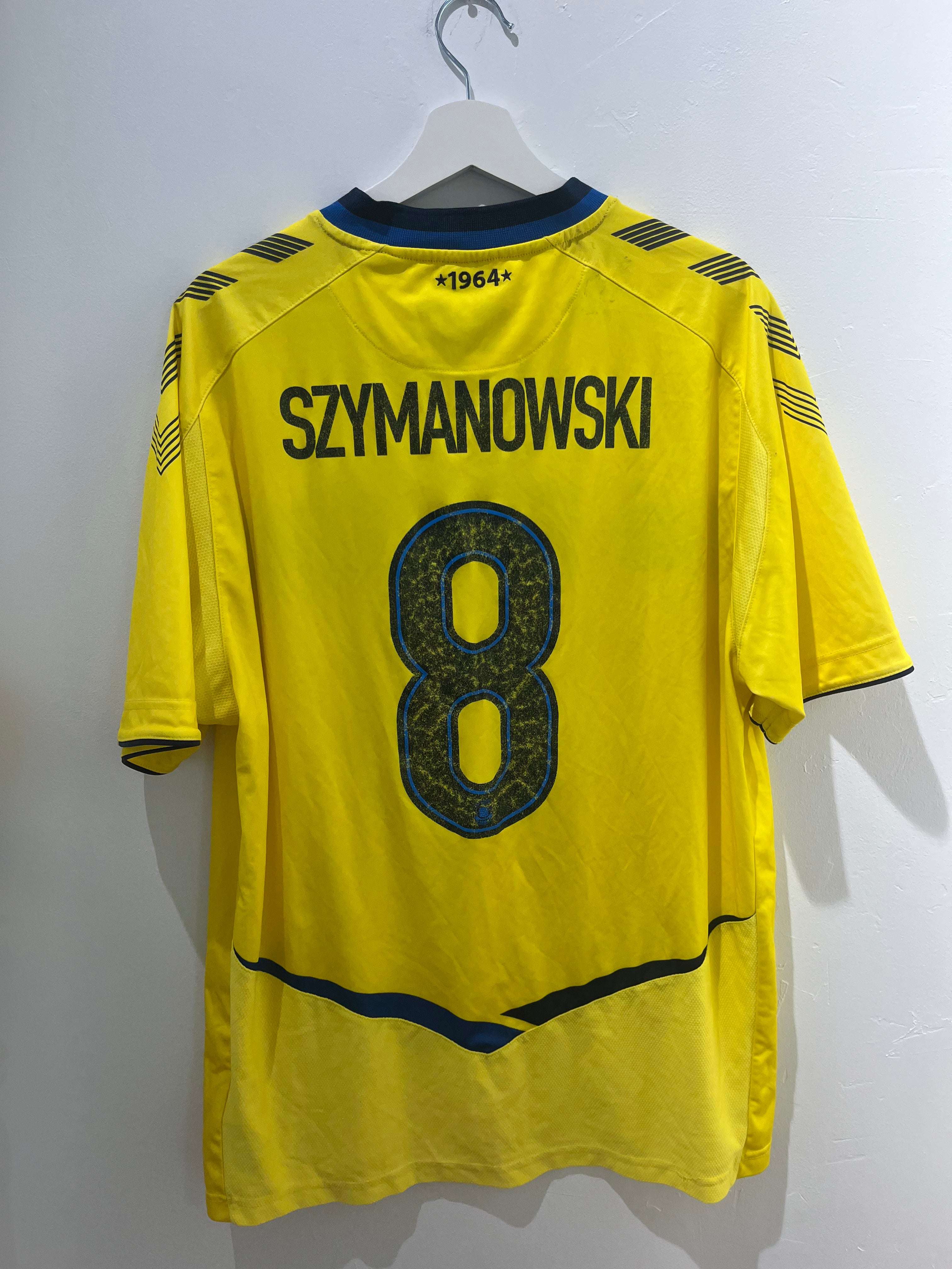 Bagsiden af en gul Szymanowski Brøndby hjemme 2013/14 XL fodboldtrøje med nummer 8