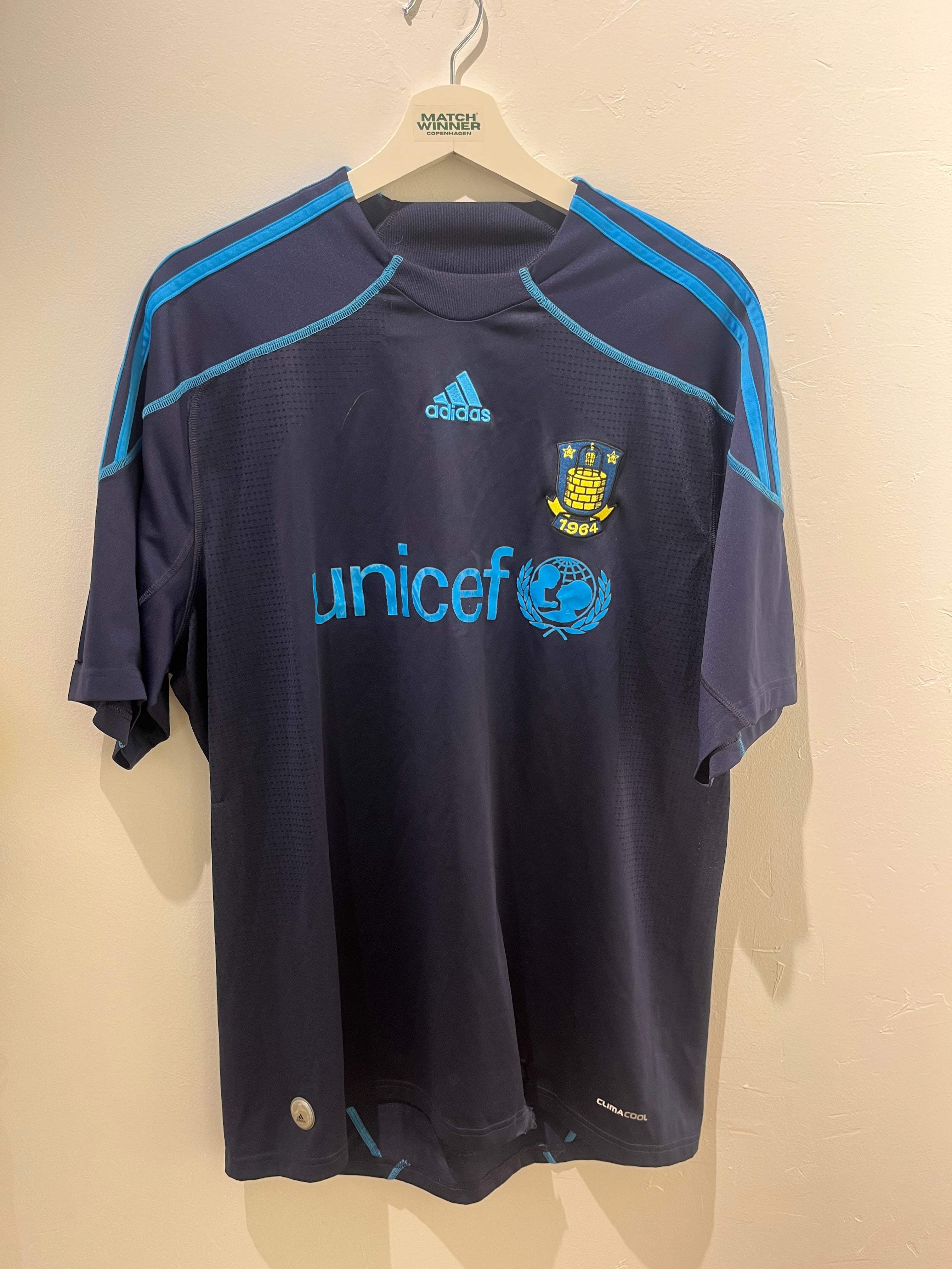 Brøndby Ude 2009/11 2XL fodboldtrøje forfra med Adidas logo, Brøndby mærke og Unicef sponsor. Original Matchwinner. 