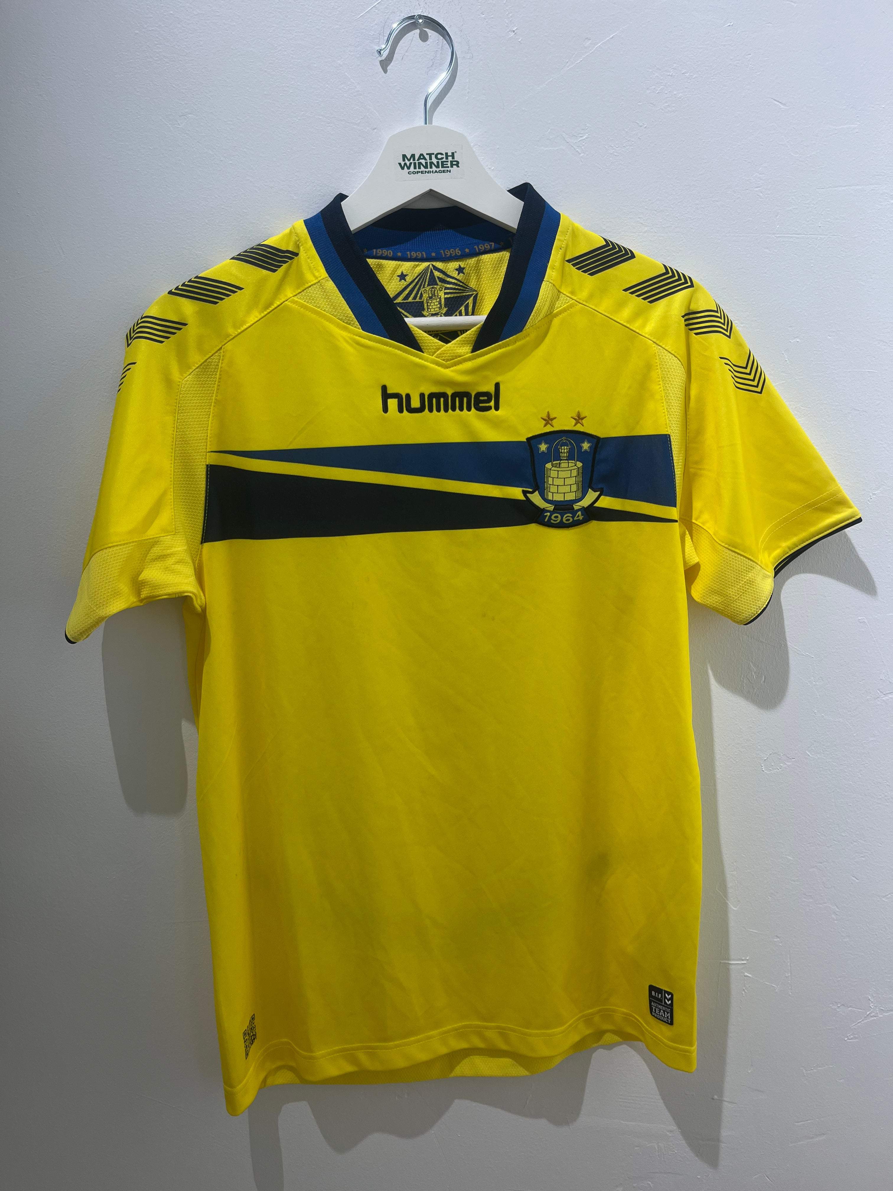 Brøndby hjemme 2013/14 trøje forfra, gul med Hummel logo og klubemblem.