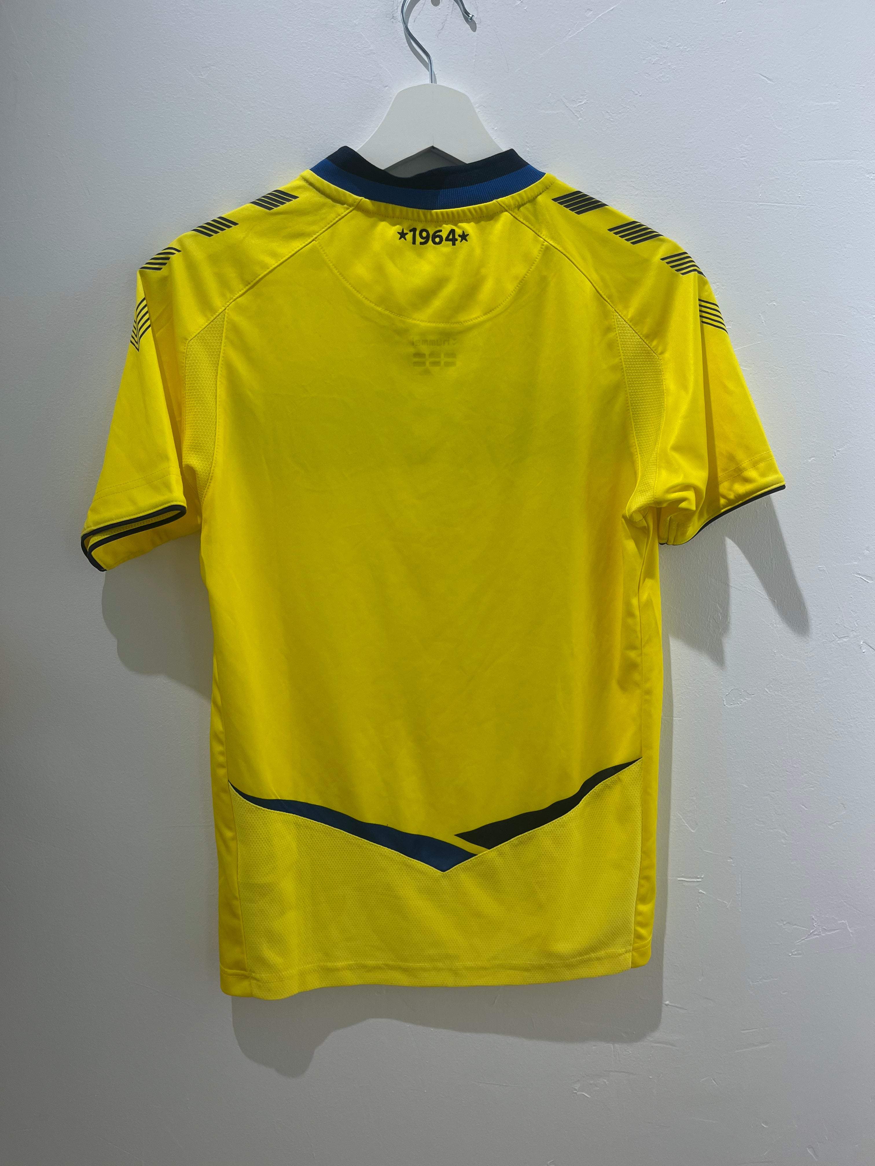 Brøndby hjemme 2013/14 trøje bagfra, gul med sort-blå detaljer.