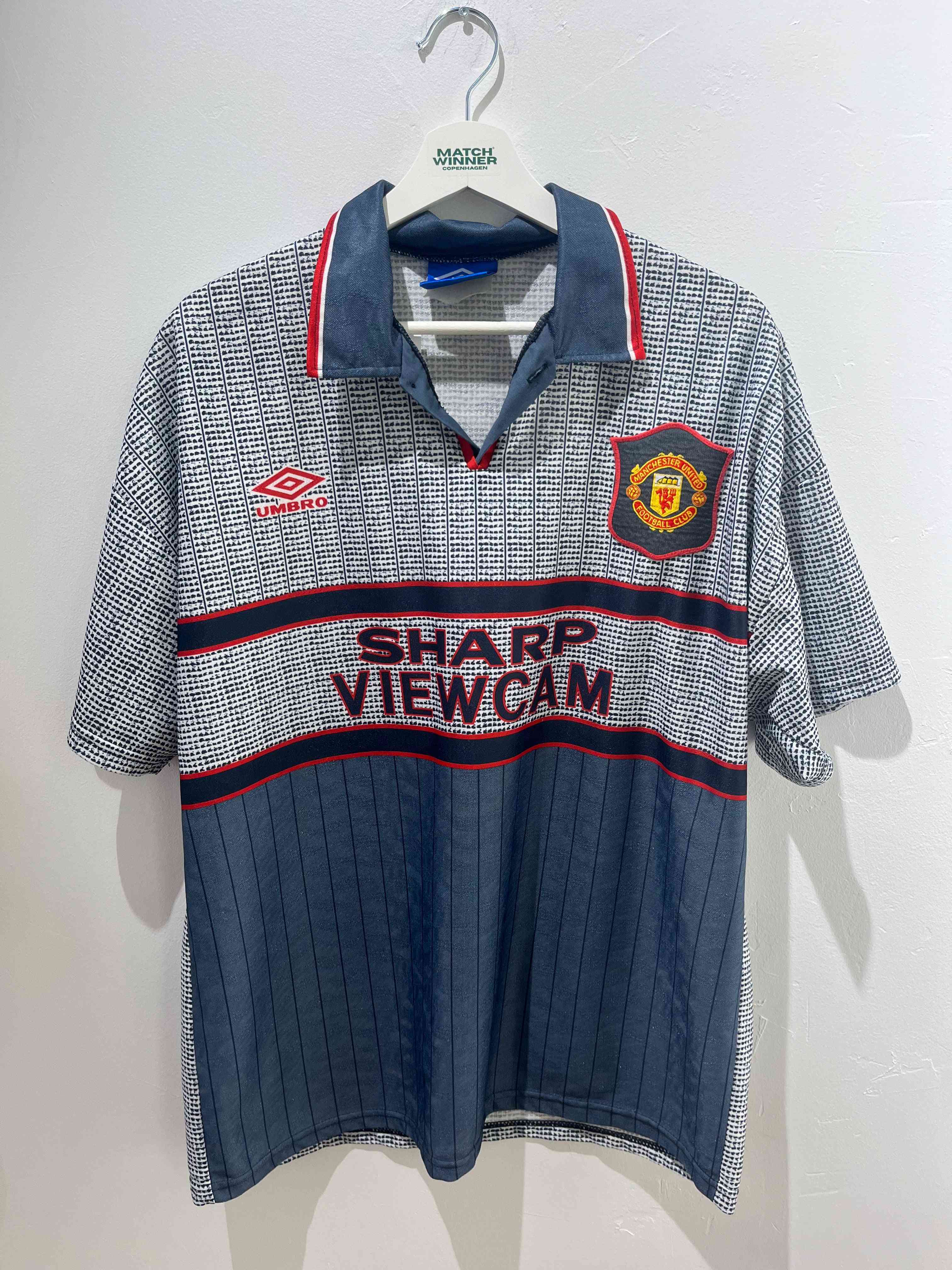 Cantona Manchester United udebanetrøje 1995/96 L forfra med Umbro logo og holdemblem