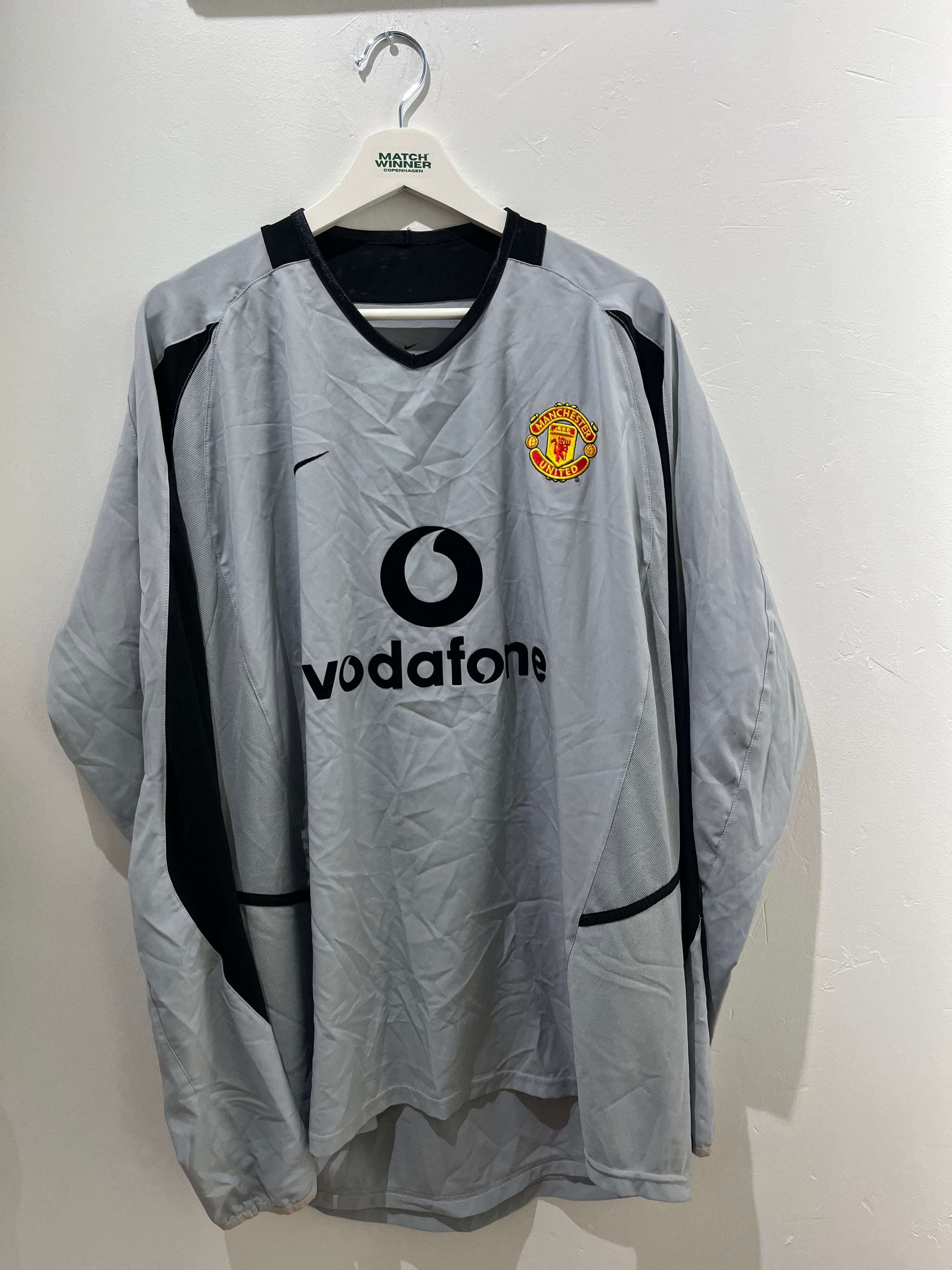 Forsiden af en grå Manchester United målmand 2002/03 XXL trøje med Vodafone sponsorlogo.