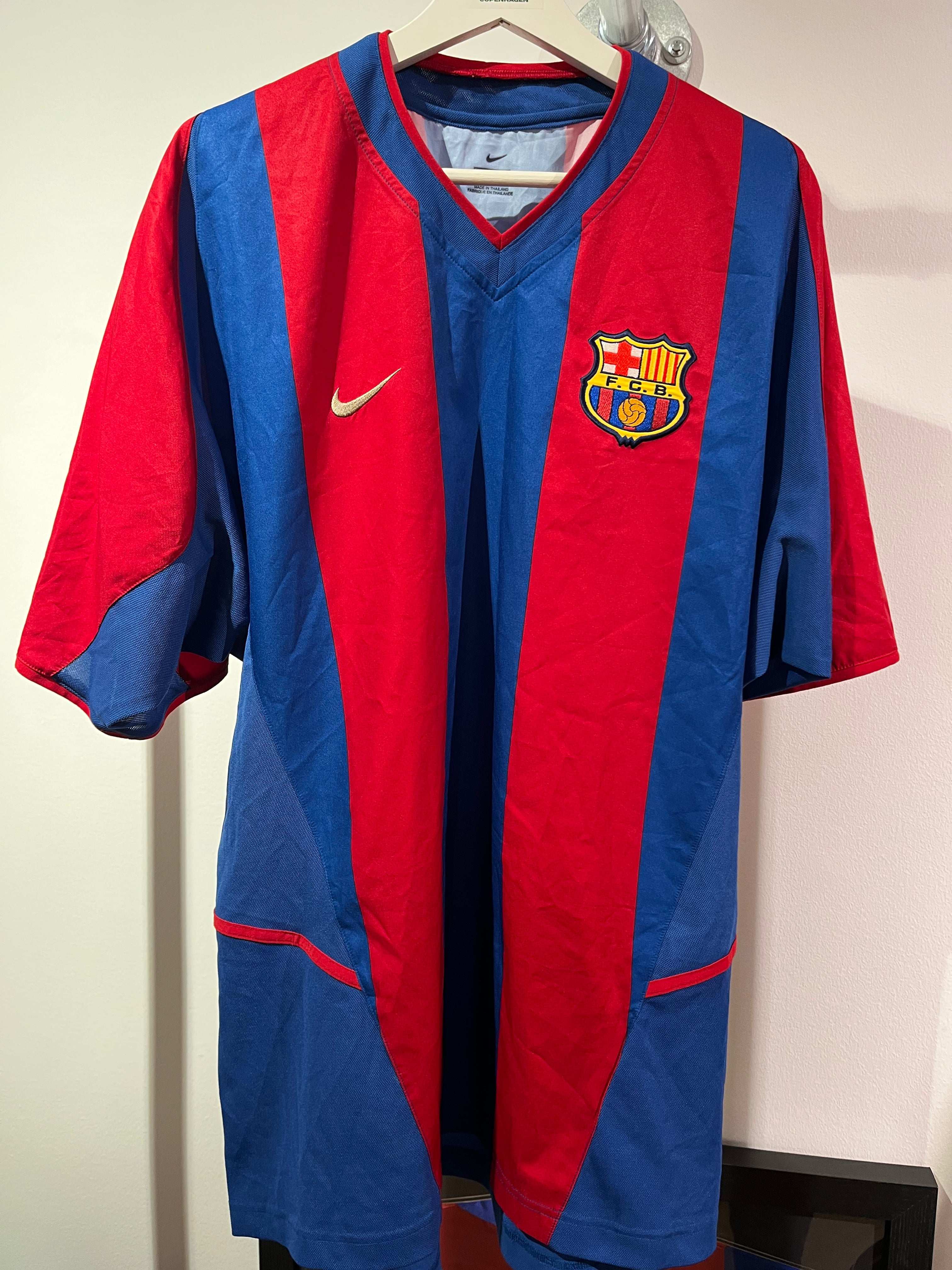 Frontvisning af F.C Barcelona Hjemme 2002/03 XL fodboldtrøje med klublogo og klassiske striber.