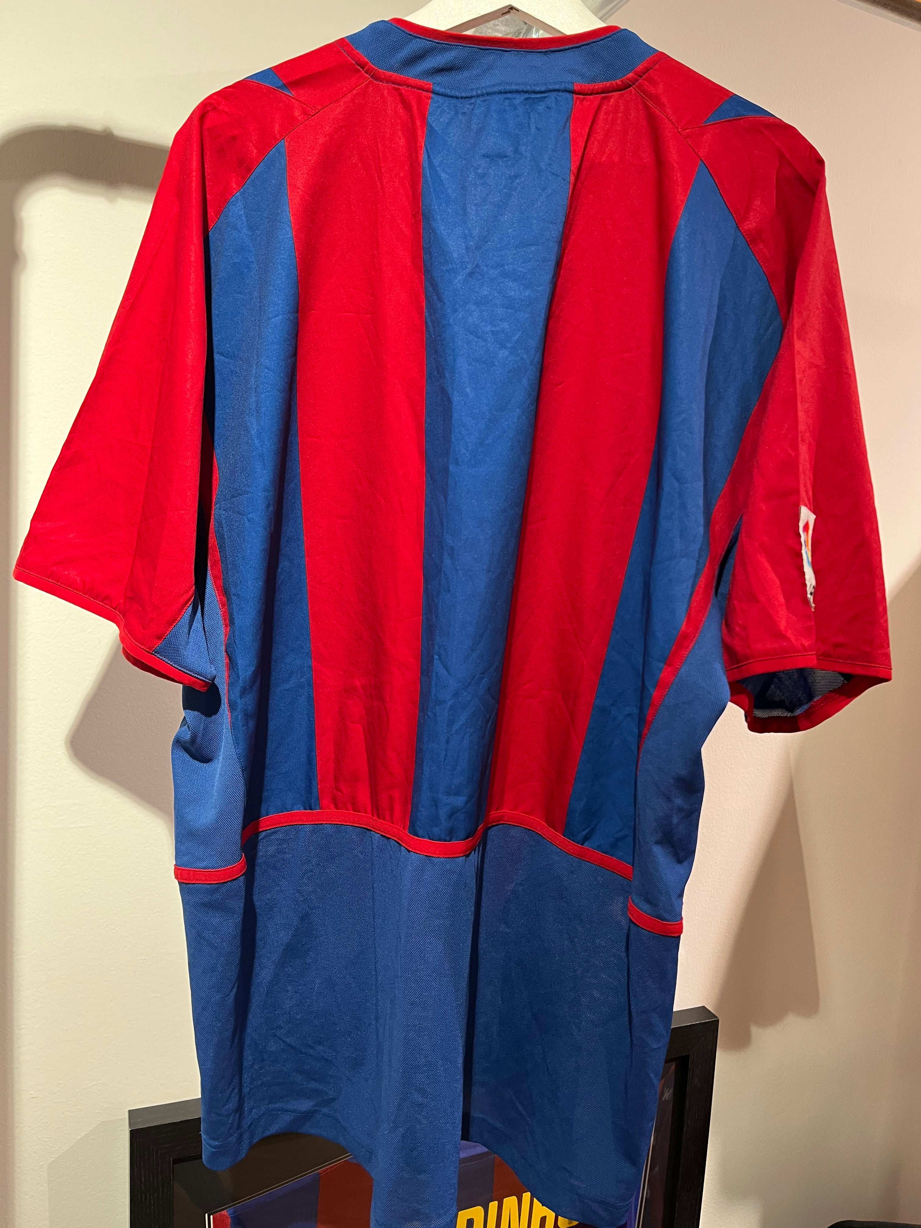 Bagsiden af F.C Barcelona Hjemme 2002/03 XL trøjen i de ikoniske blå og røde farver.