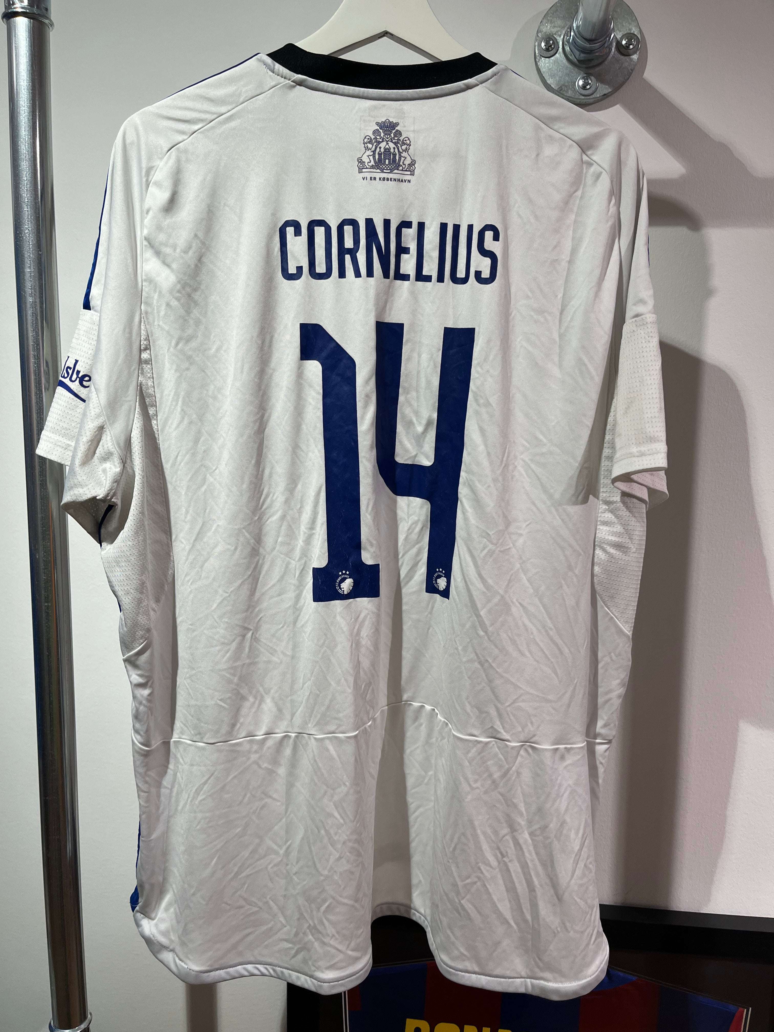 Bagsiden af Andreas Cornelius FCK Hjemme 2023/24 XXL trøje med nummer 14 og navn.