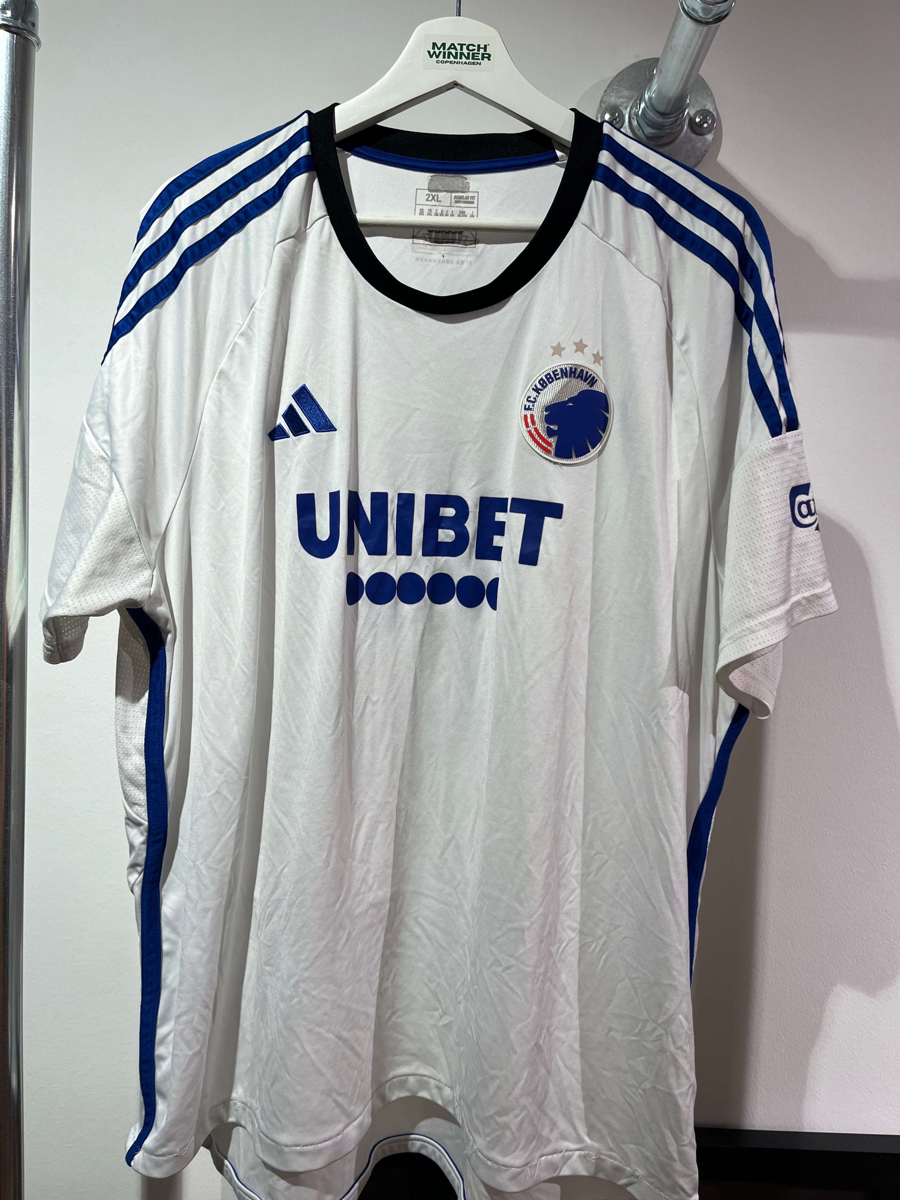 Forsiden af Andreas Cornelius FCK Hjemme 2023/24 XXL trøje med FCK-logo og Unibet-sponsor.