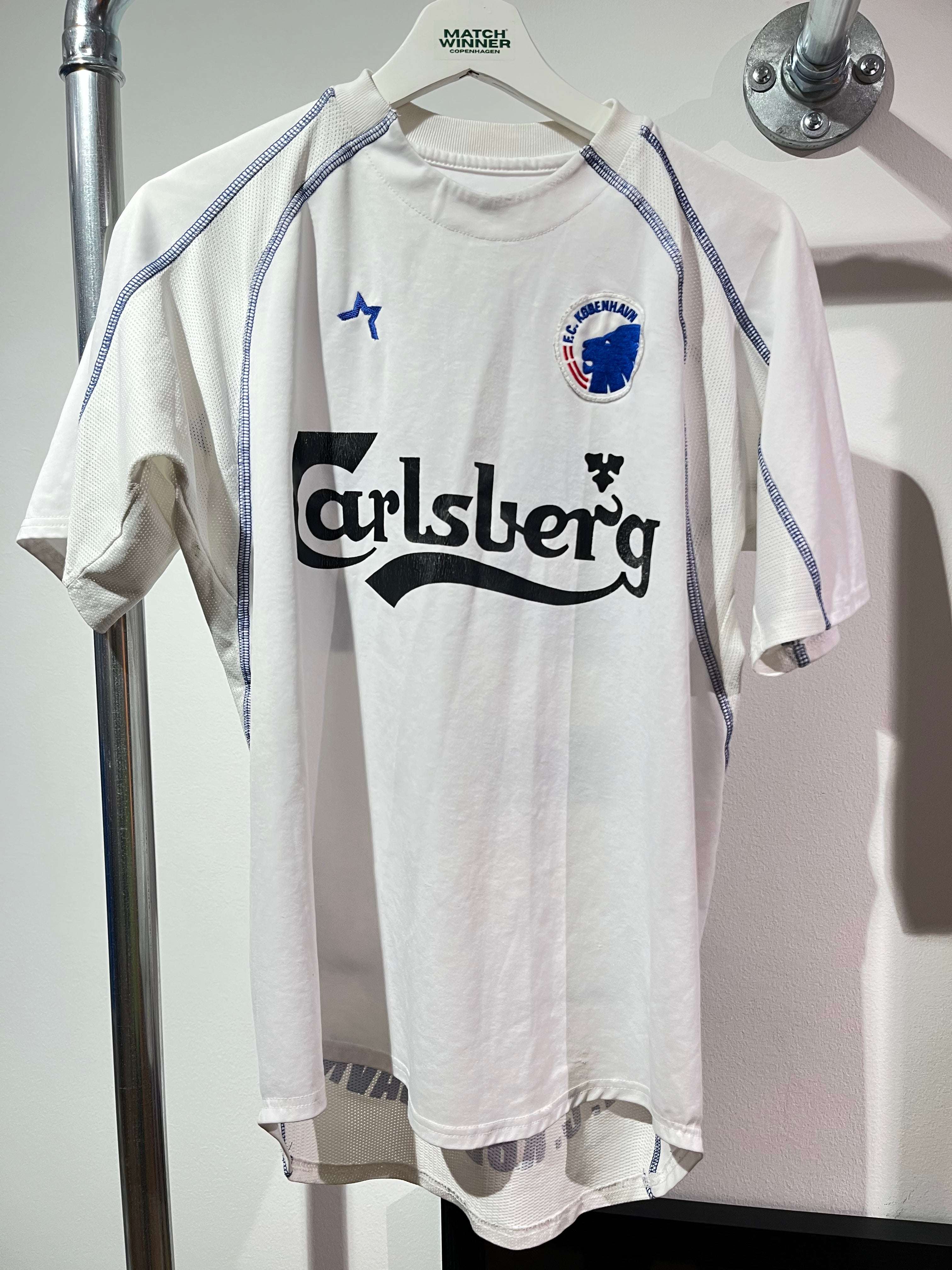 Forsiden af hvid Jesper Bech FCK Hjemme 2003/04 M trøje med klublogo og Carlsberg sponsor