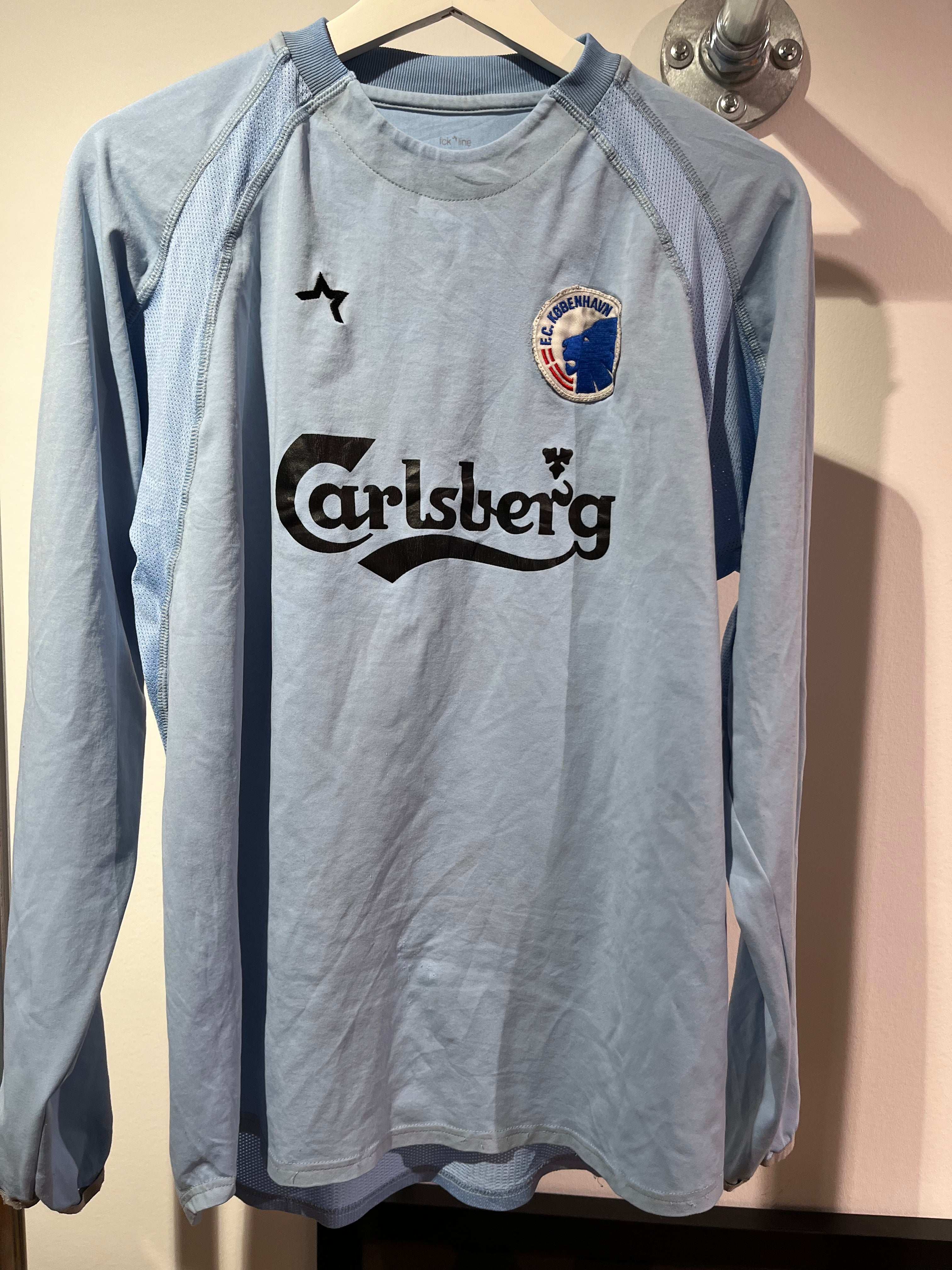 FCK 3. Trøje 2003/04 M - Forside af lyseblå langærmet spillertrøje med Carlsberg sponsor og klublogo.