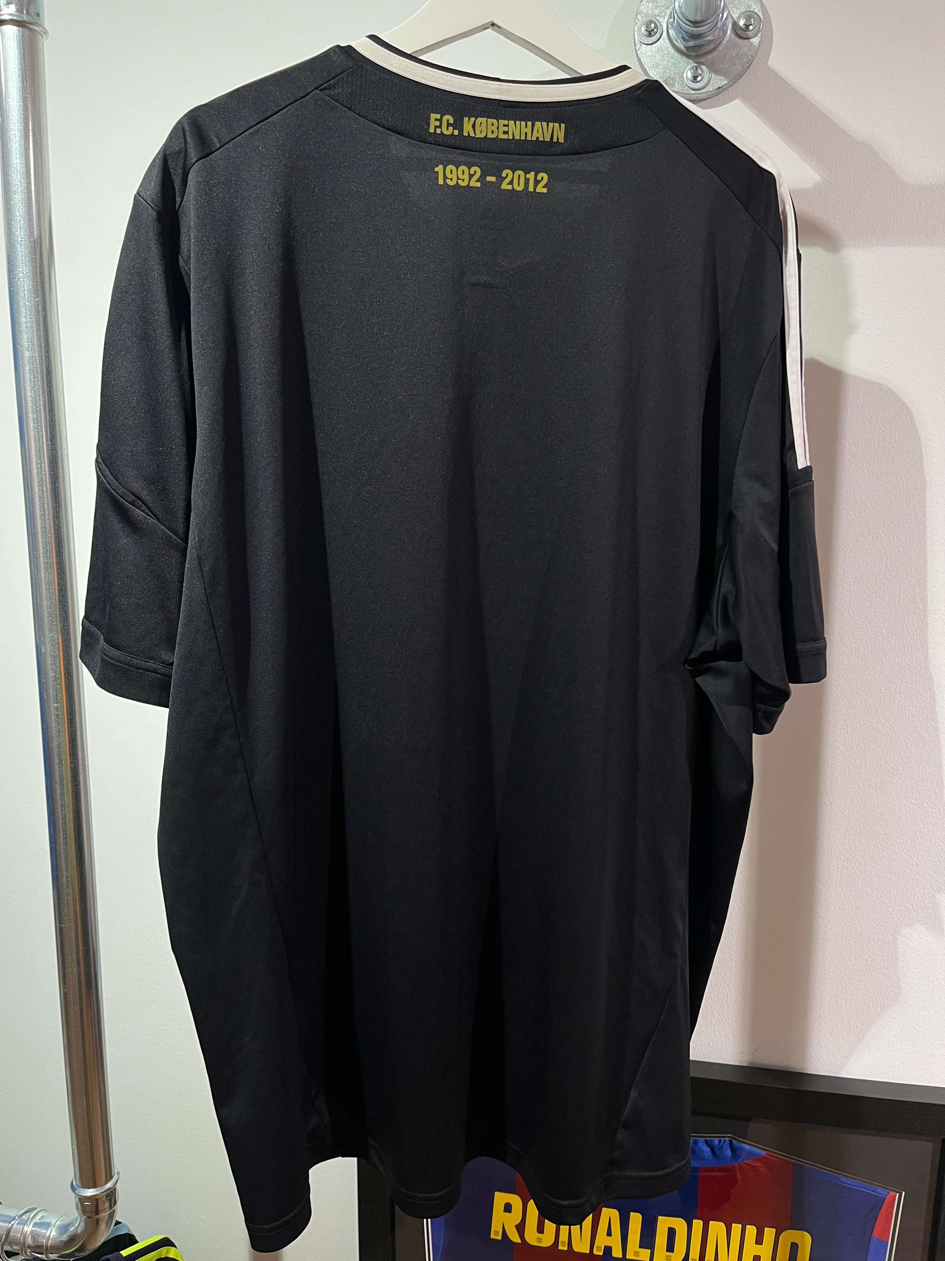 Bagsiden af FCK Ude 2012/13 XXXL trøje med F.C. København 1992-2012 jubilæumsskrift