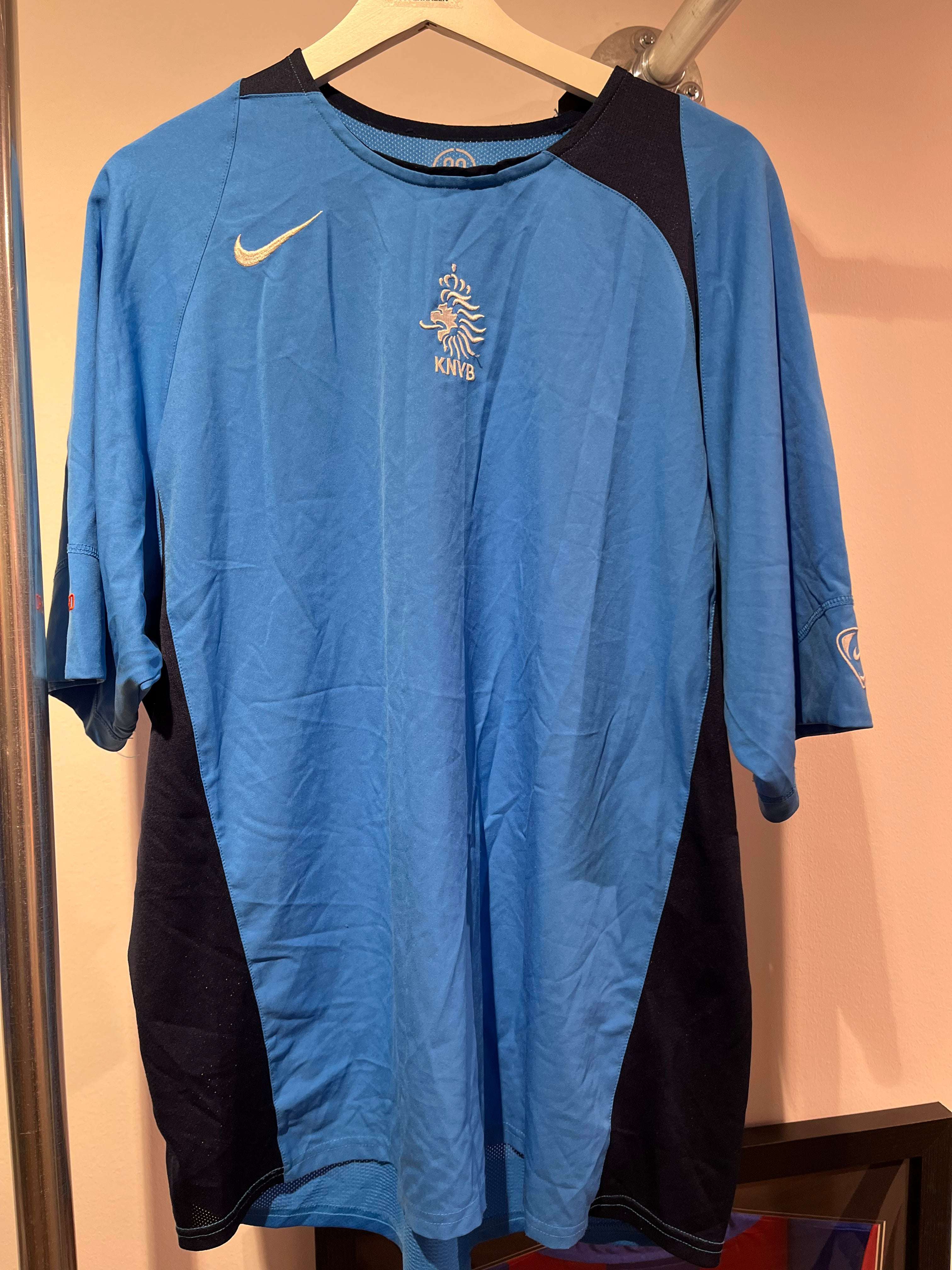 Forsiden af en lyseblå Holland Træningstrøje 2004 XL med KNVB-logo og Nike-swoosh.
