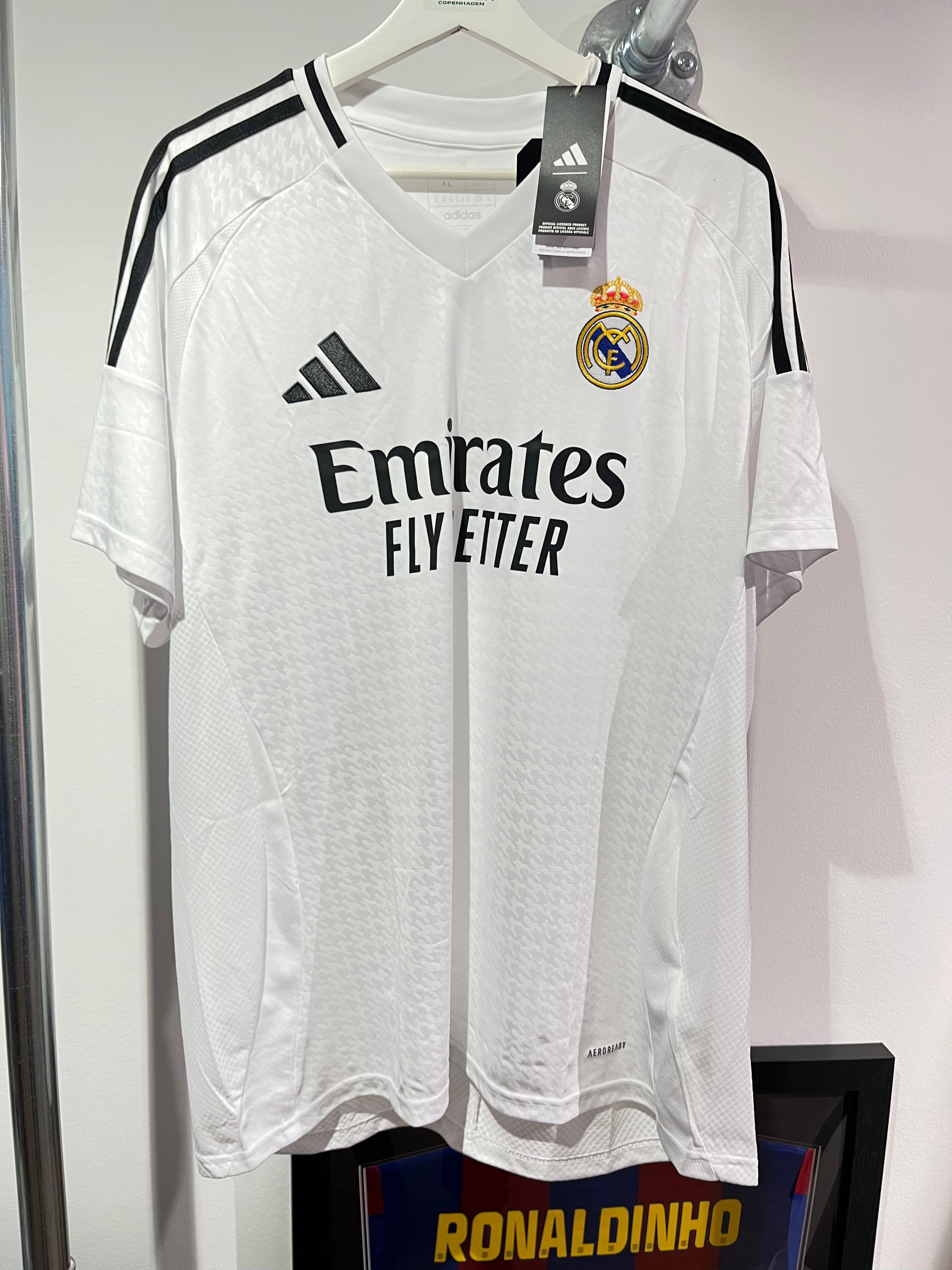 Forsiden af den officielle hvide Real Madrid Hjemme 2024/25 XL fodboldtrøje fra Matchwinner.