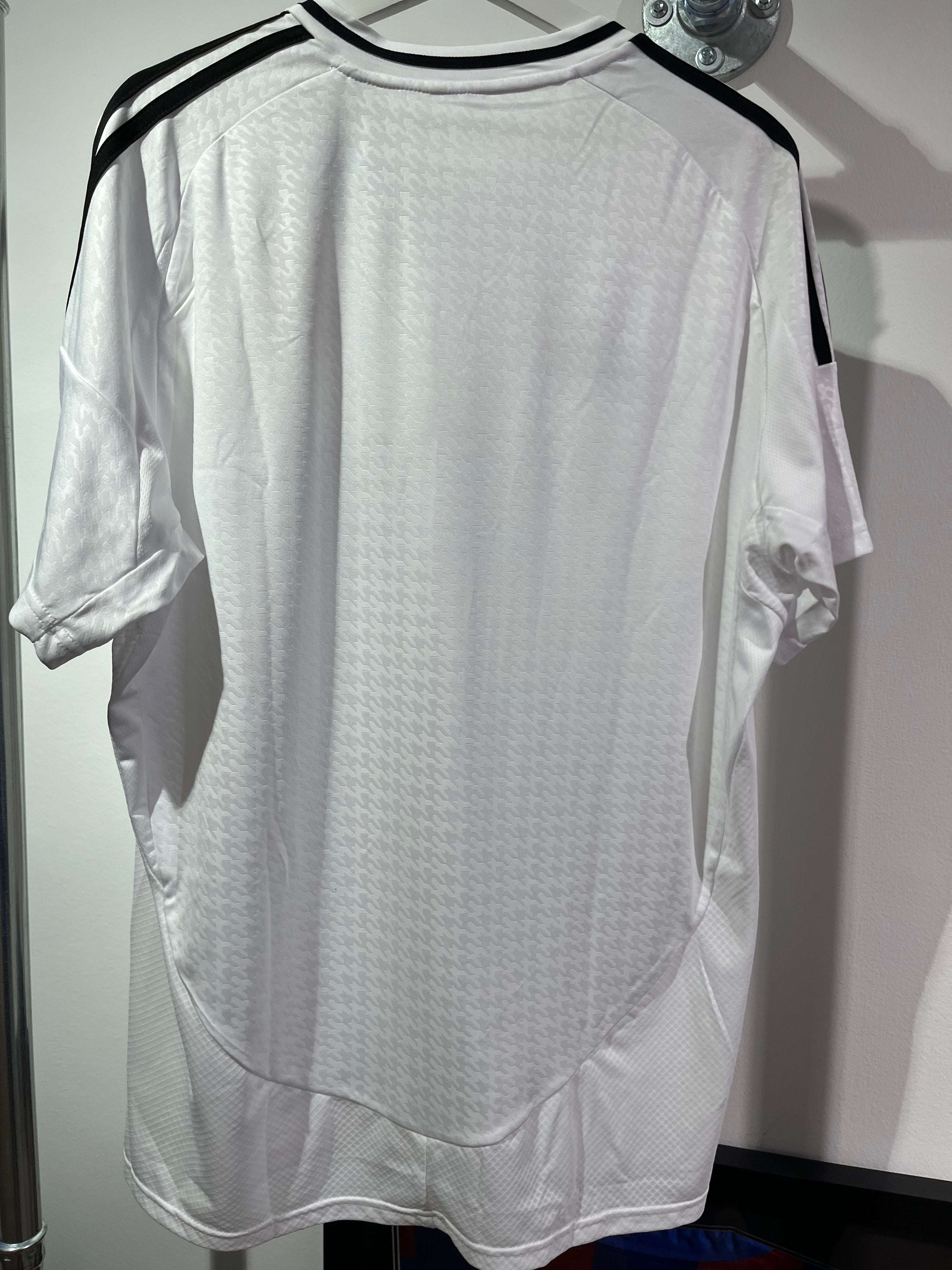 Bagsiden af Real Madrid Hjemme 2024/25 XL trøjen med det ikoniske hvide design og tekstur.