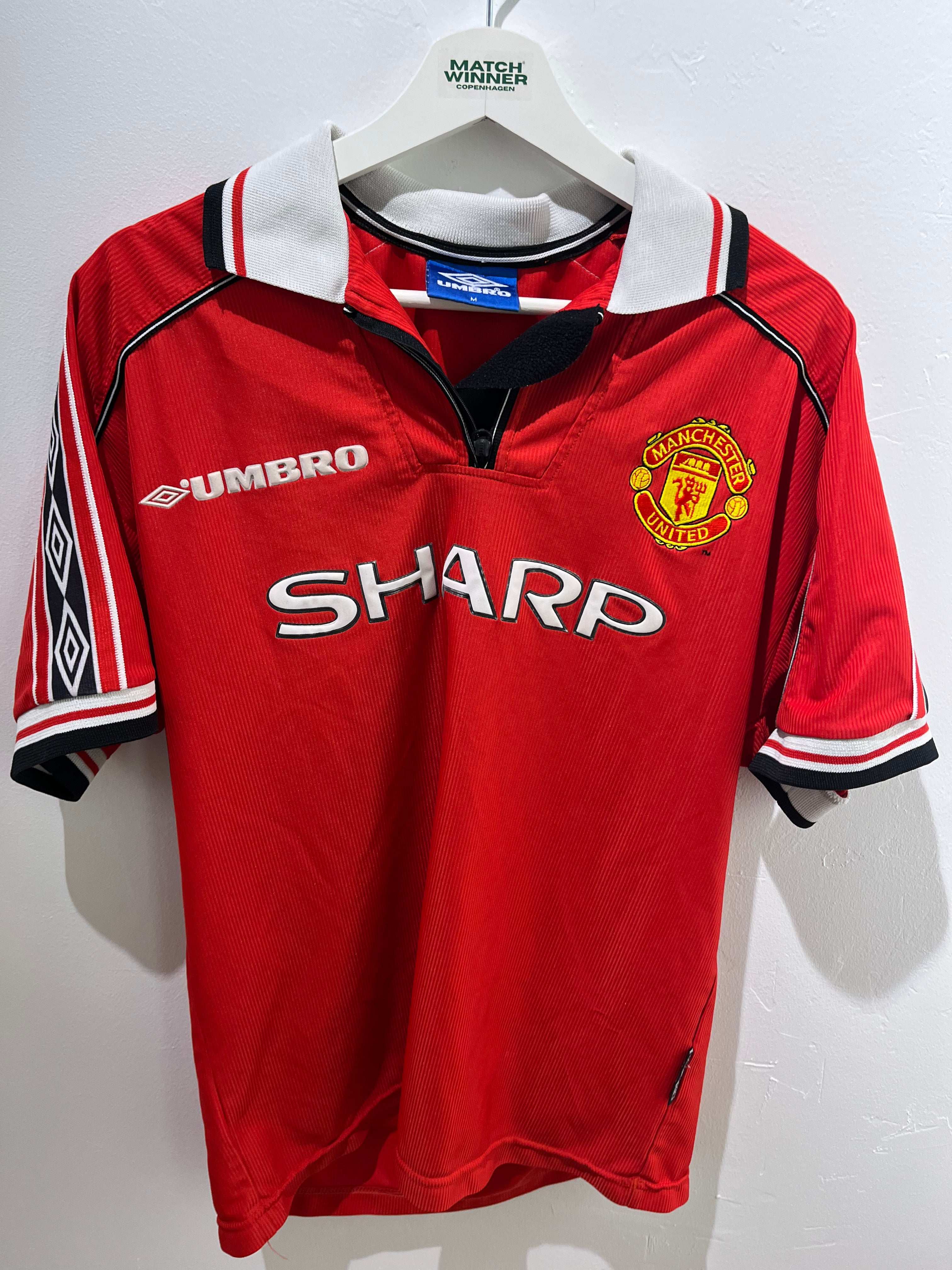 Manchester United Hjemme 1998/2000 M fodboldtrøje med Sharp sponsor og klassisk hvid krave