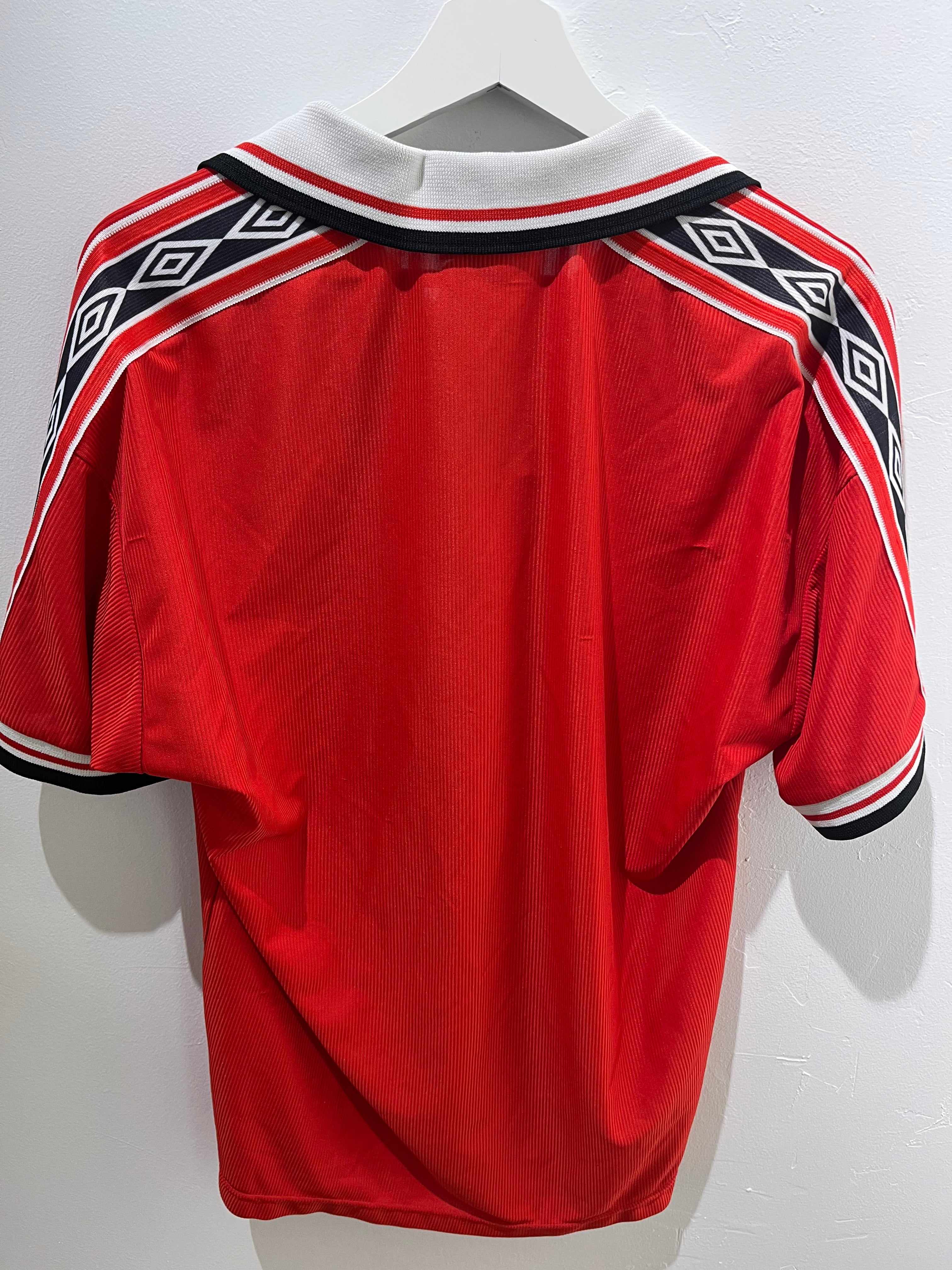 Bagsiden af Manchester United Hjemme 1998/2000 M trøje med Umbro diamantmønster på ærmerne