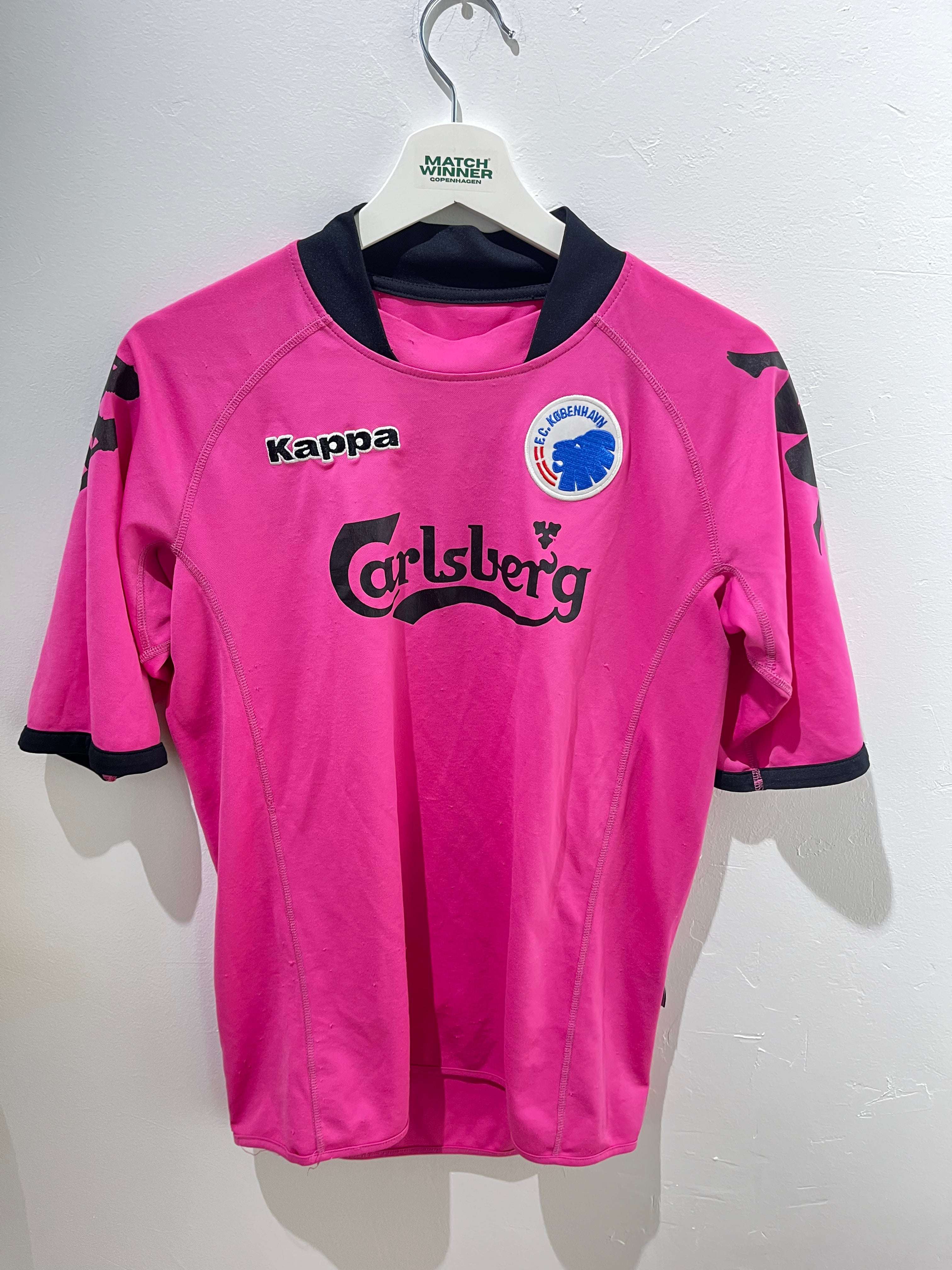 Forsiden af den ikoniske pink FCK 3. Trøje 2005/06 M med Kappa-logo og Carlsberg-sponsor.
