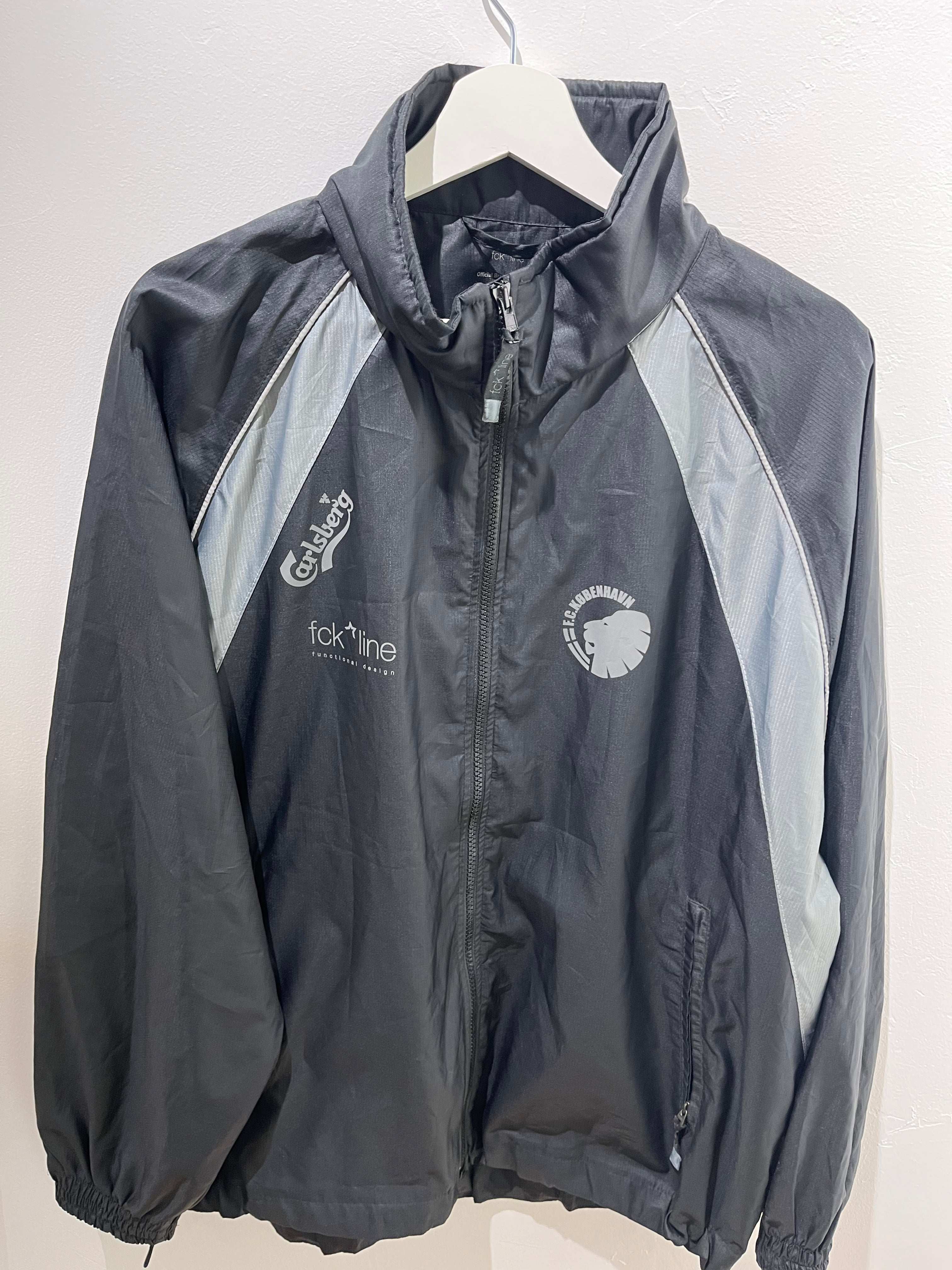 FCK Vindjakke L i sort og grå med F.C. København og Carlsberg logo på brystet fra Matchwinner.