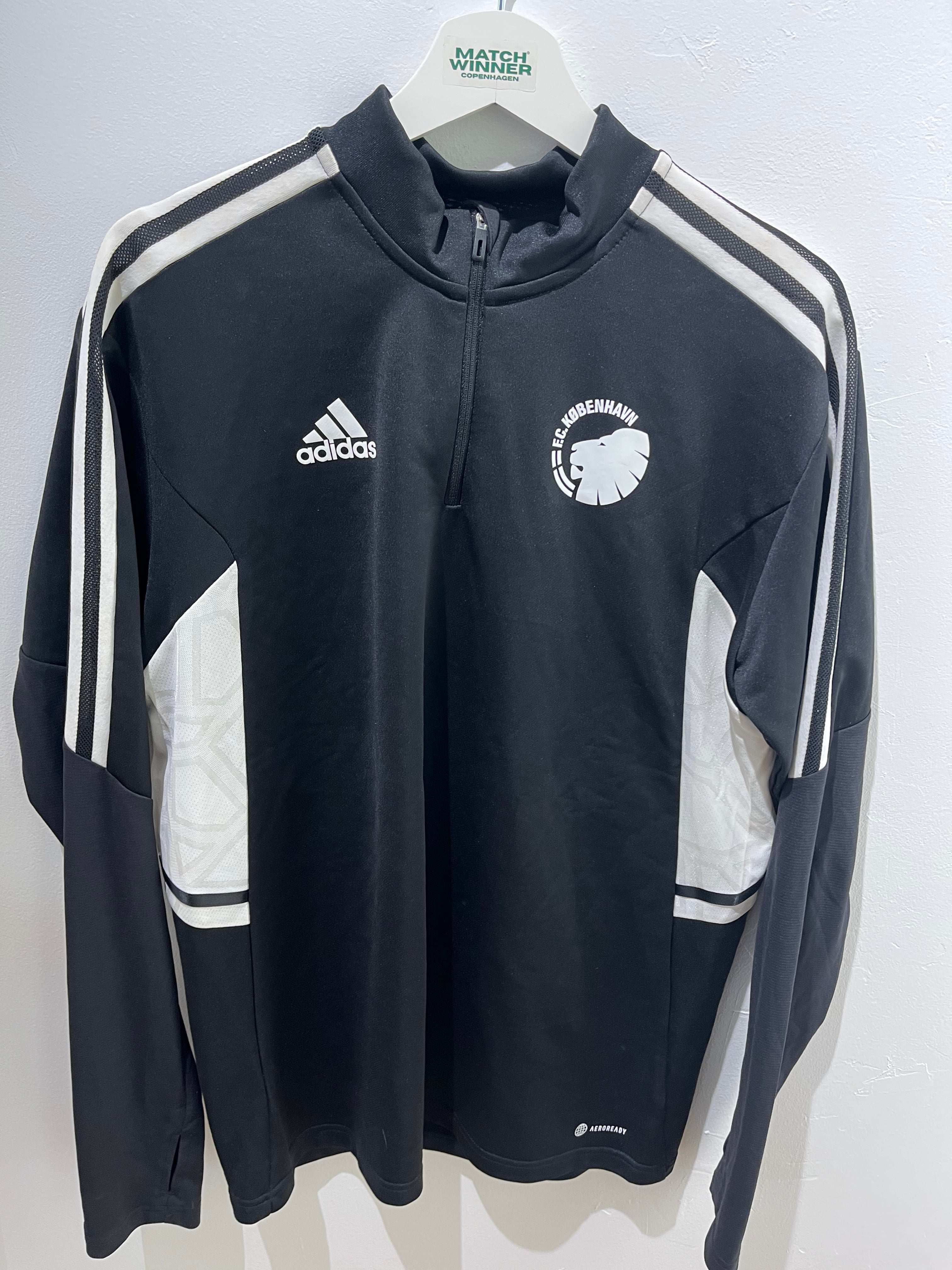 Sort Adidas FCK Træningsovertrøje L med hvidt F.C. København logo og Adidas striber.