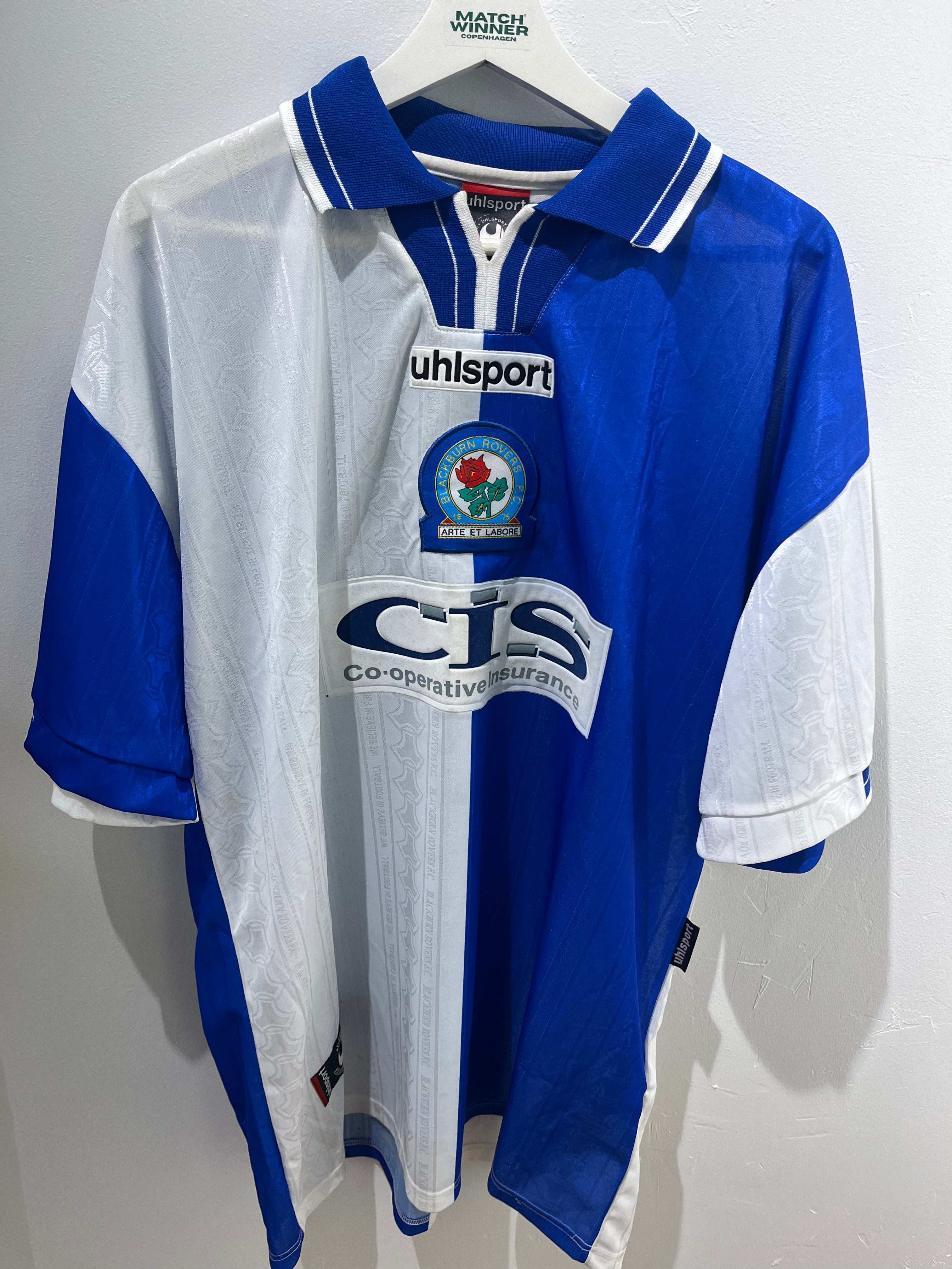 Blackburn Rovers Hjemme 1998/2000 XL trøje forfra, blå og hvid med uhlsport og CIS sponsorlogoer.
