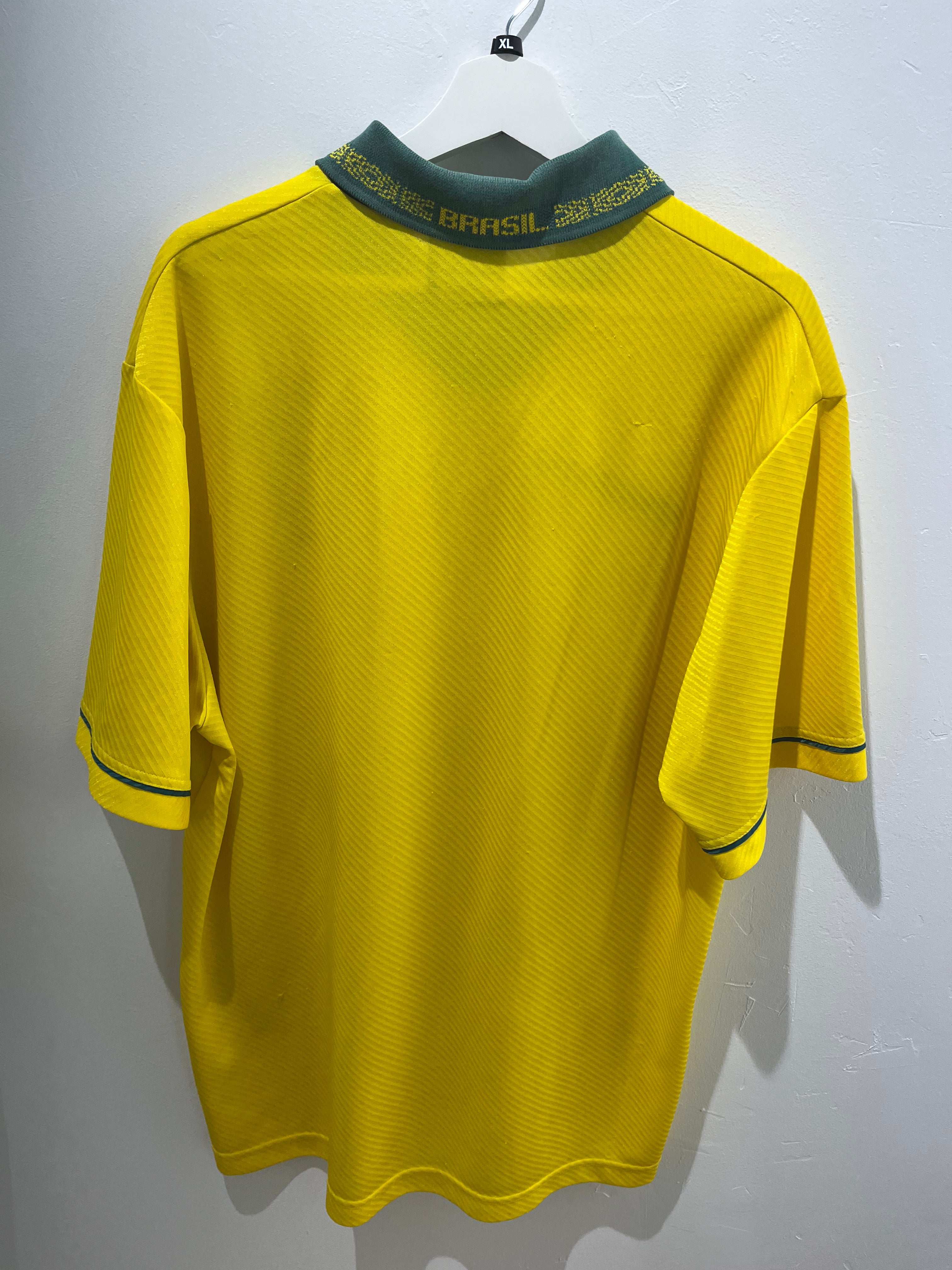 Bagside af Brasilien Hjemme 1993/94 XL trøjen, viser det ikoniske gule design fra 90'erne.
