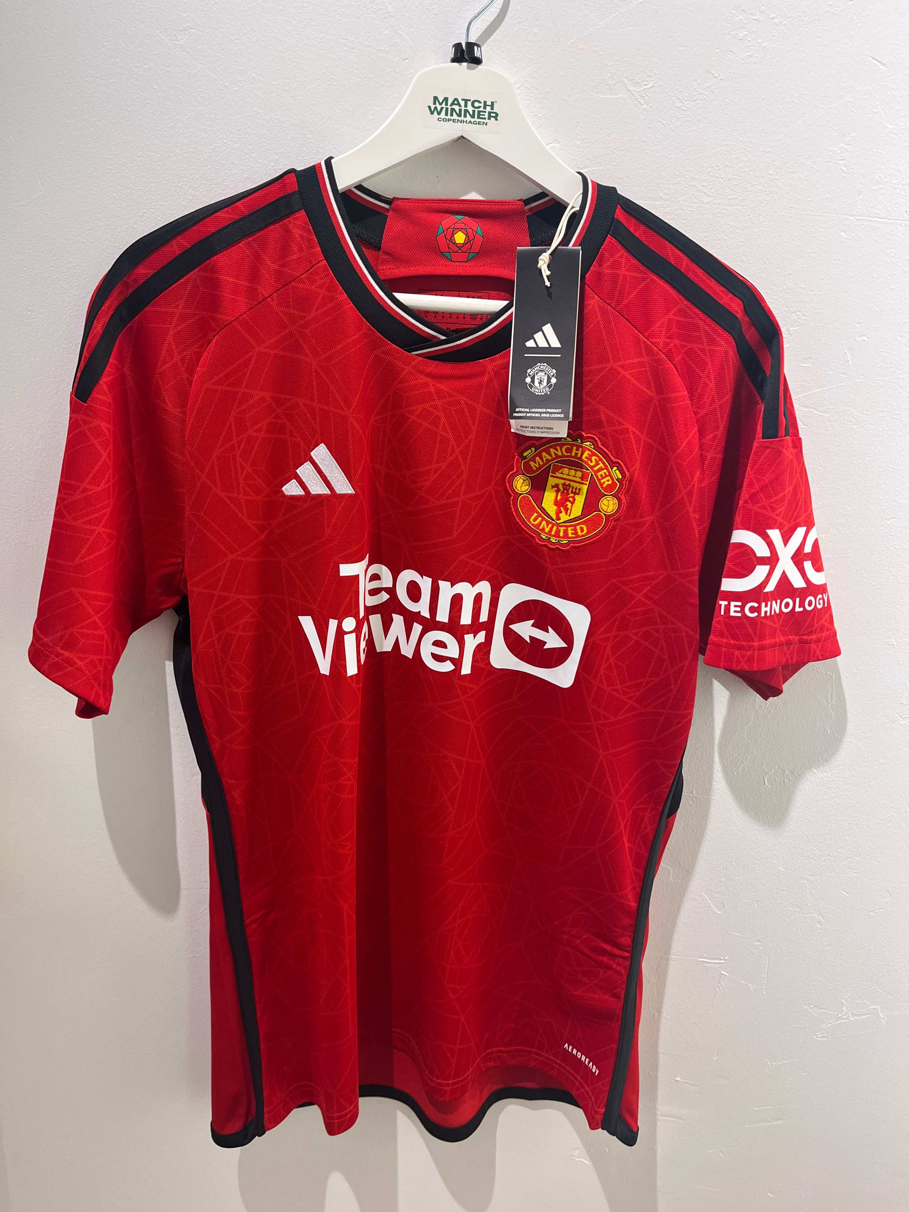 Forsiden af Mainoo Manchester United Hjemme 2023/24 M spillertrøje med klublogo.