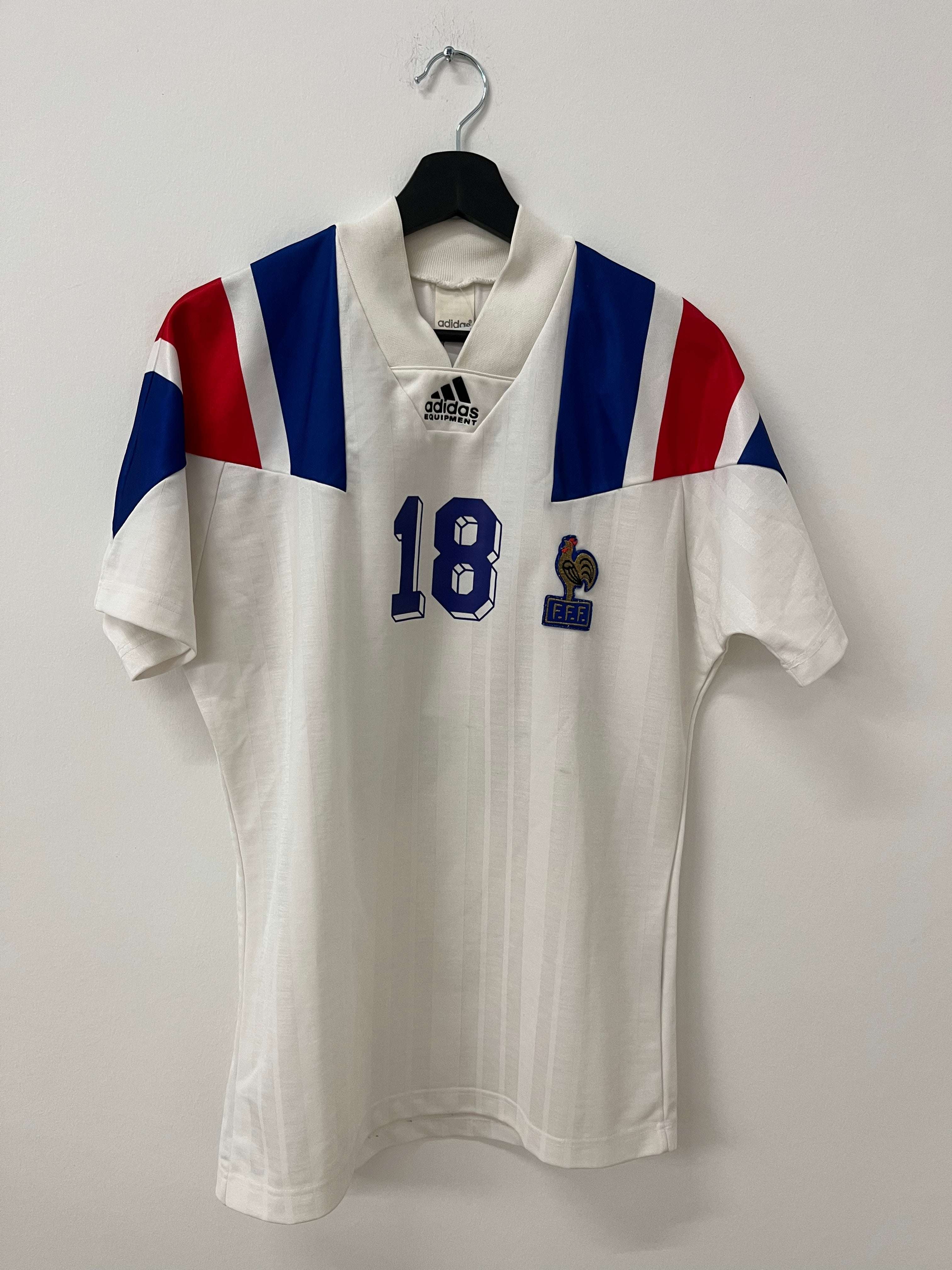 Cantona Frankrig ude 1992 S Matchwinner - front af hvid Adidas retro fodboldtrøje med nummer 18 og fransk logo.