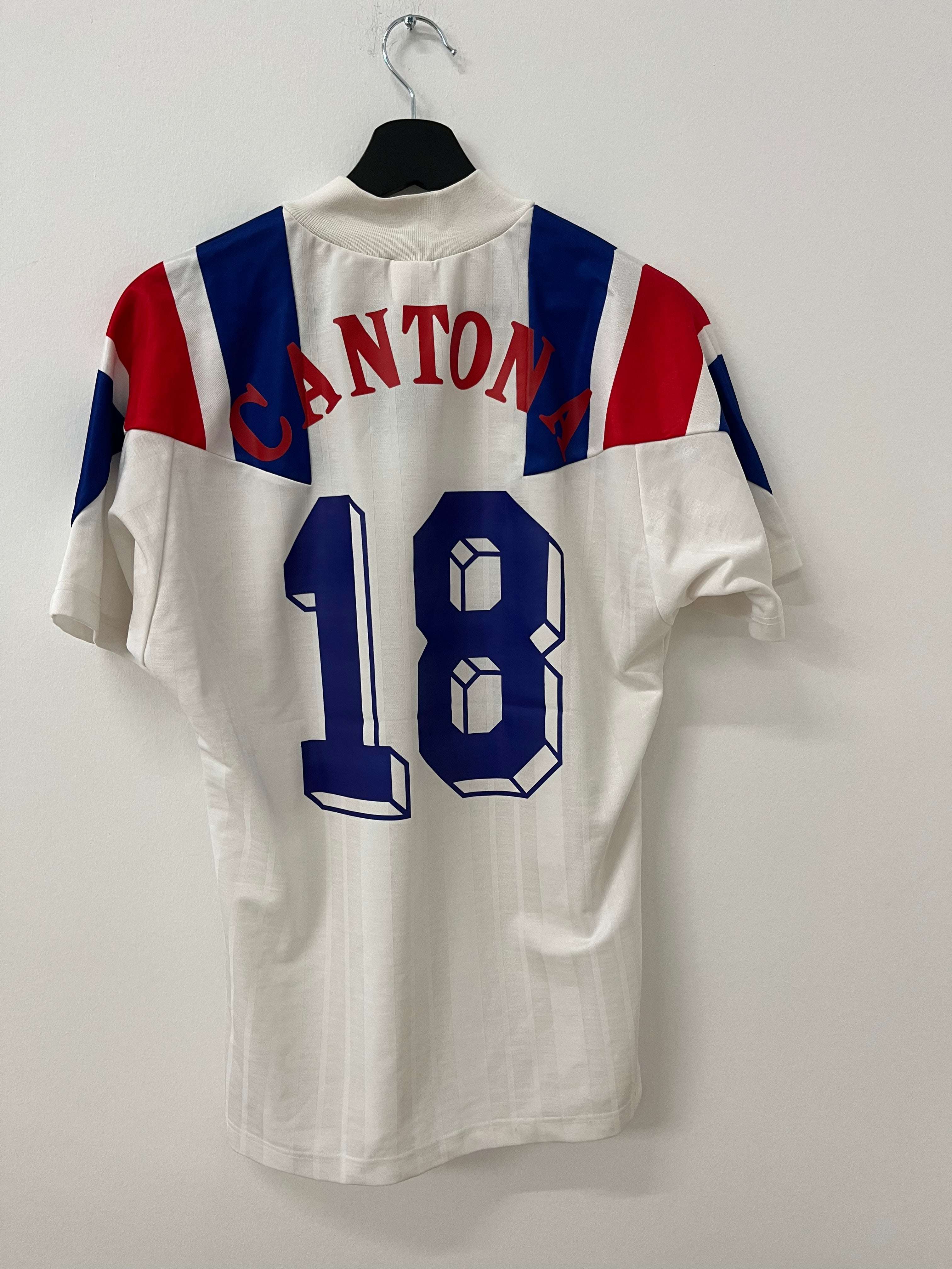Cantona Frankrig ude 1992 S Matchwinner - bagside af hvid retrotrøje med 'CANTONA' og nummer 18.